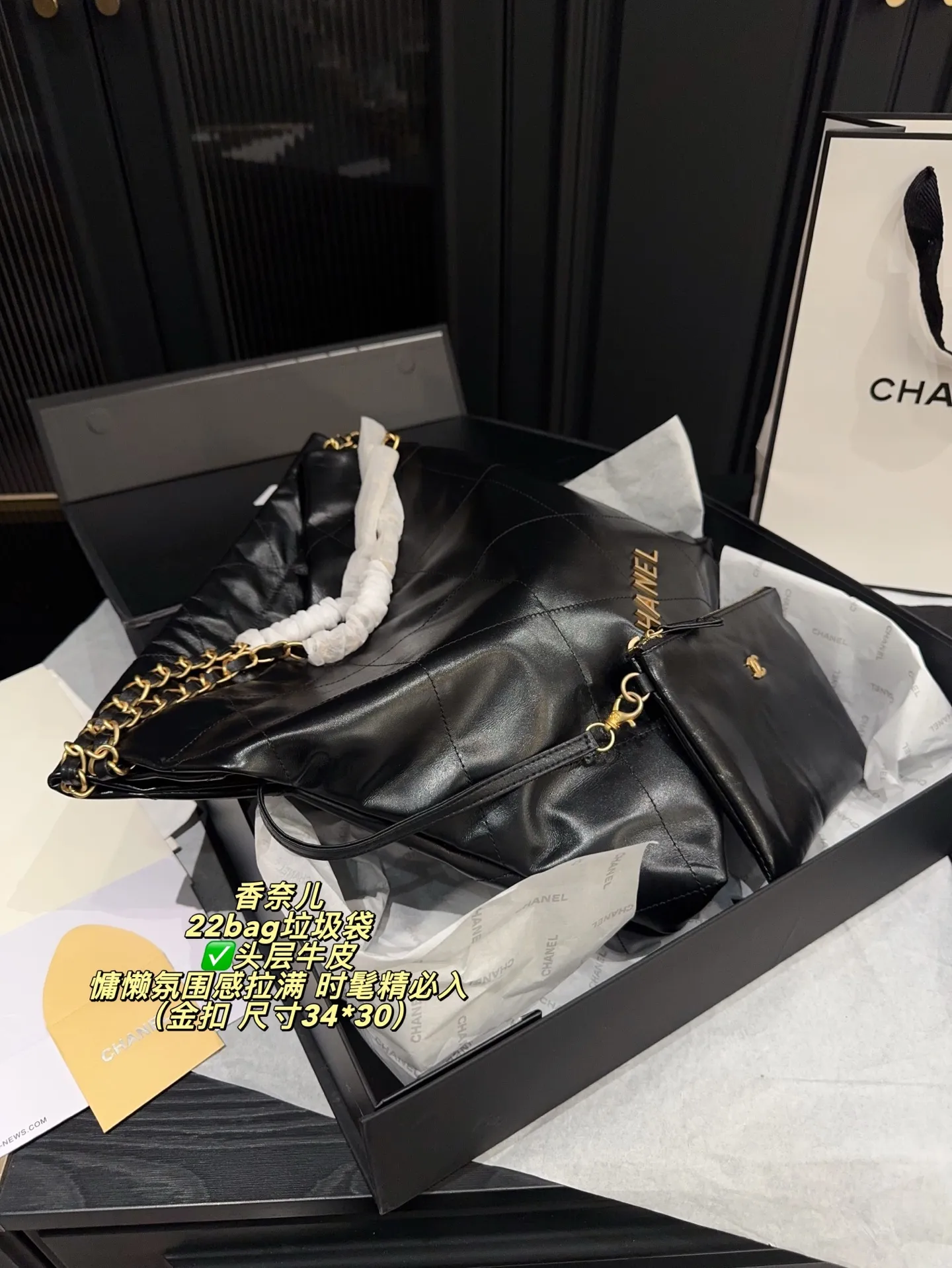 ✅头层牛皮 P315全套包装⚠️尺寸34*30 香奈儿 CHANEL 22bag垃圾袋 慵懒氛围感拉满设计融合了时尚与现代元素 展现出别样的可爱和时髼啦～只是看着就感受到活力四射啦～金属配皮logo 点缀其中，展现出一种低调而不失华丽的风格大金币的点缀，则洋溢着复古而高贵的氛围女孩子背上它简直超显气质哒