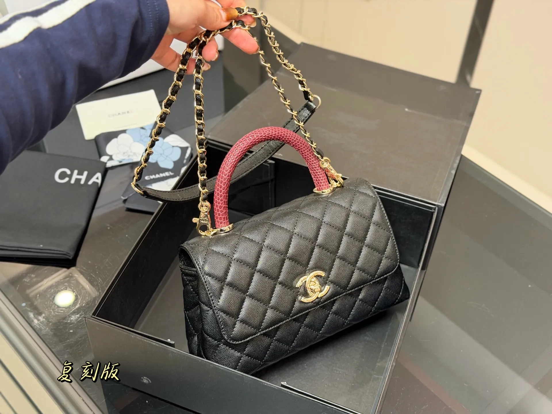 &yen;190 配折叠盒飞机盒 size：23*14cm 香奈儿coco handle 手提包 粒面牛皮材质 原版K金！！