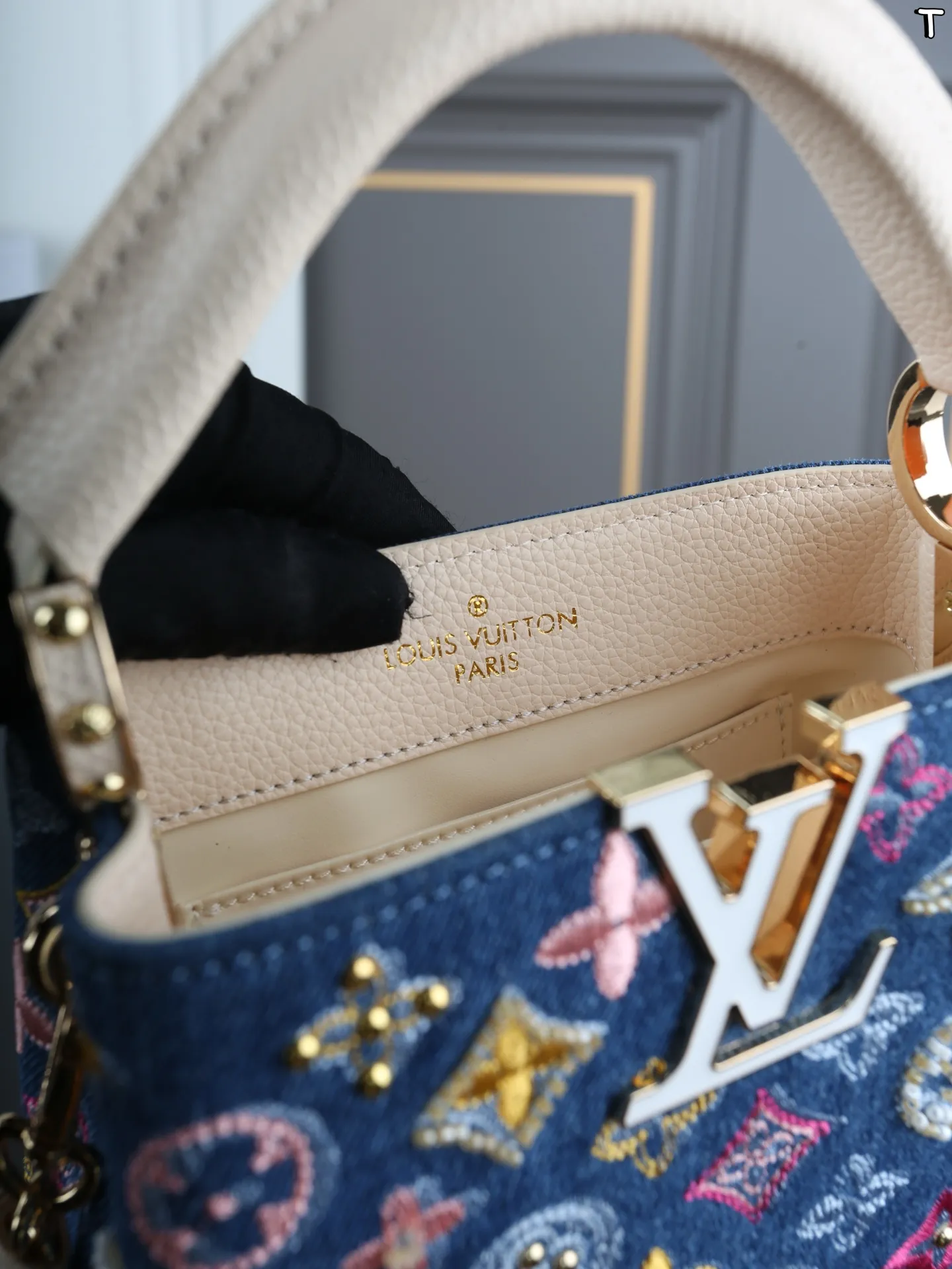 大P220 折叠盒 小P215 折叠盒 LV Capucines 珐琅logo 丹宁牛仔布 卡普辛手提包 单肩斜挎手提包 LV牛仔系列永远都不会出错的好看 太爱这款小牛仔包啦 经典包型别错过～ 白贝母标高级感满满 尺寸：27&times;18/20&times;13.5