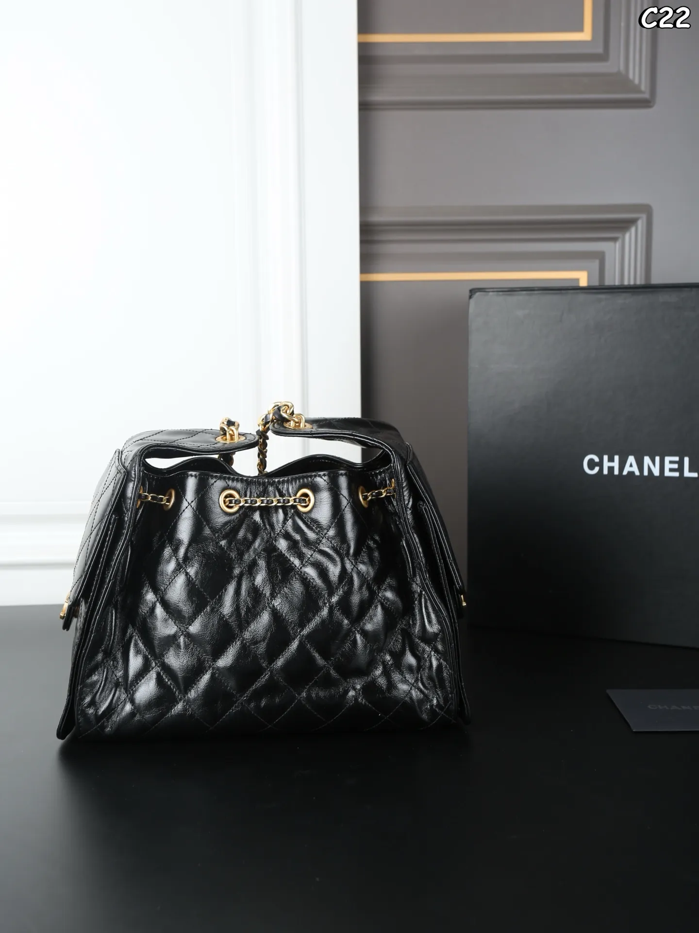 大号P310 折叠盒 小号P280 折叠盒 CHANEL香奈儿 25Bag 25C 油蜡皮 HOBO 抽绳水桶包 链条包腋下包单肩包 慵懒的hobo包型搭配粗金属链条，多口袋设计兼具实用性与装饰性，油蜡小牛皮很酷很美容量又大，25c hobo包却又很轻便，太爱啦[烟花R]看她在阳光底下闪闪发光诶～ 尺寸：30&times;29/26&times;19