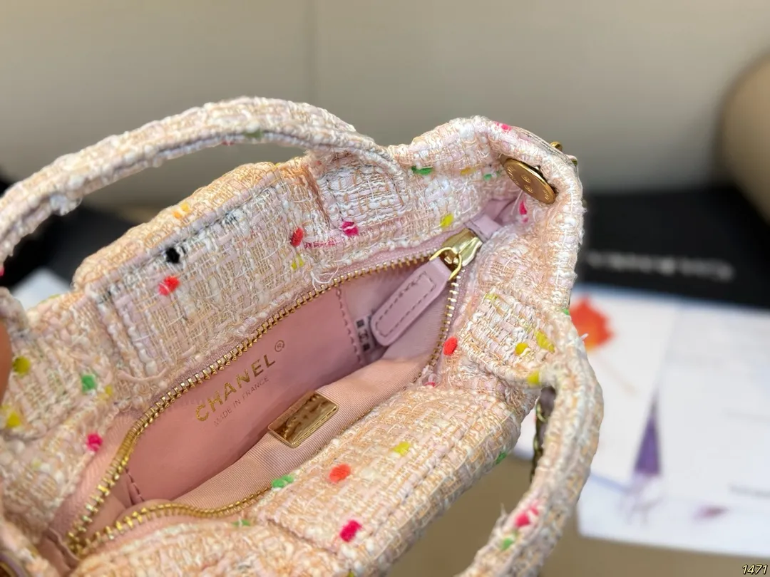 大号¥190折叠盒 小号¥170双盒 Chanel 香奈儿25K蝴蝶结包 香奈儿2025秋冬系列新品,搭配金色双C Logo,优雅又高级。包型灵感来自蝴蝶结,立体造型超有辨识度,容量适中,通勤或出行都很OK!链条肩带可手提/肩背,实用又时髦。尺寸32 27/21 16