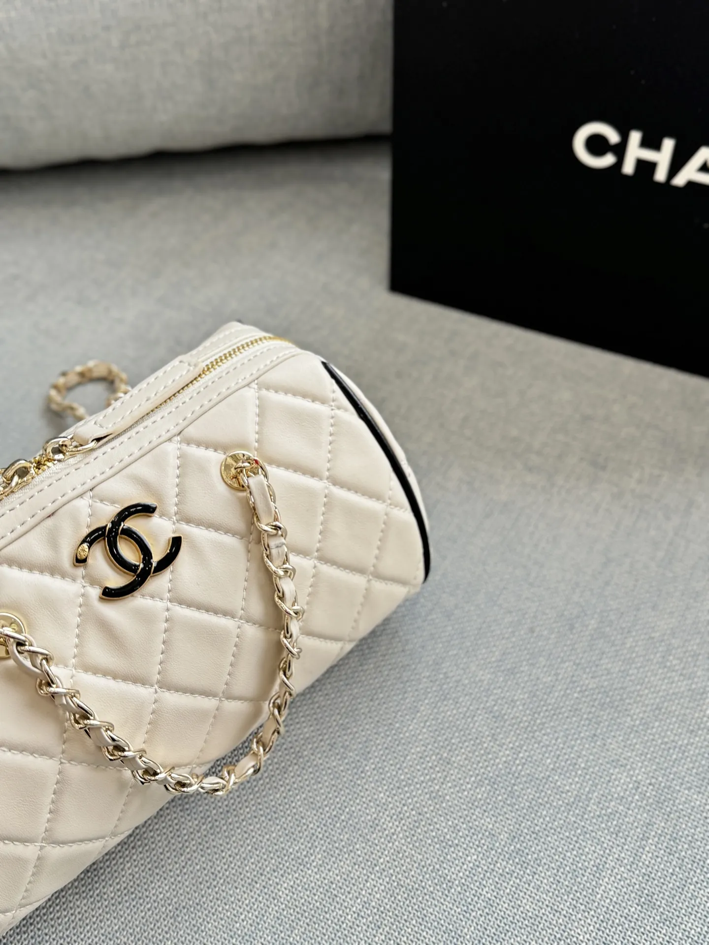 💰180 size：19&times;11 CHANEL香奈儿 25P 撞色 保龄球包 圆筒包 斜挎单肩包 经典黑色白色菱格纹小羊皮，黑色滚边+金色五金，黑白撞色超有辨识度十。小巧圆筒造型,容量刚好，手机、口红都能装下。链条肩带+手柄设计,手提斜挎都很方便，日常出街百搭不出错!