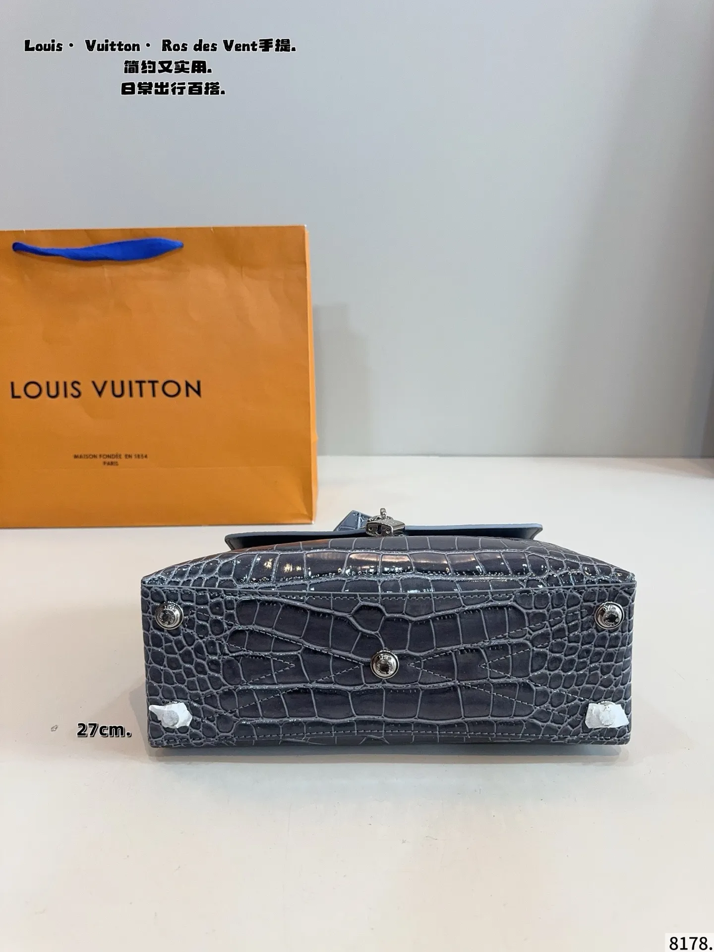 p180p170配礼盒🎁. LV Capucines bb 手提包 今年最多明星街拍的LV包包你能想到哪些款式呢？恐怕大多女性都会把目光锁定到柔软的荔枝纹Taurillon系列吧，因为全都是高端之选，无论是休闲商务都是最有品味的，Capucines bb 设计很有亮点，几乎是人见人爱的，在明星街拍中也最常见到，范冰冰、高圆圆等明星都是它的忠粉呢，尺寸小巧的迷你包，比起大号要显得甜美许多，尺寸：大号27*9*18/20*7*13cm