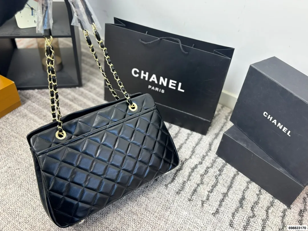 P230⚠️尺寸37*24 香奈儿 Chanel 托特腋下链条⛓️包 经典菱格纹＋银色链条，低调又奢华，日常通勤超适合！容量大，内部多隔层，收纳力满分上。链条可调节，单肩or斜挎都OK，实用又时髦，是香奈儿托特包里的热门款！