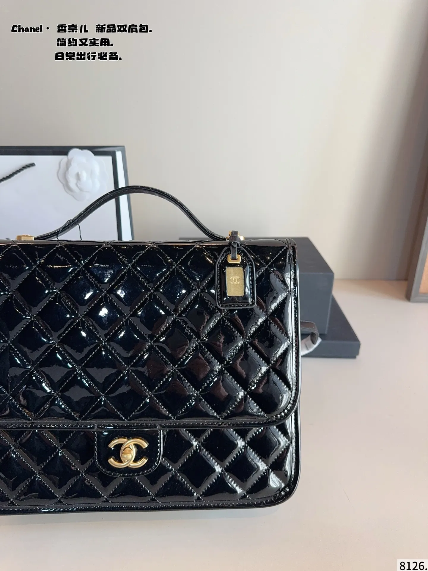 p215配礼盒🎁. 香奈儿CHANEL 新品邮差双肩包 简直无法拒绝 超显气质 高级感十足 集美必入款 尺寸：30*8*25cm