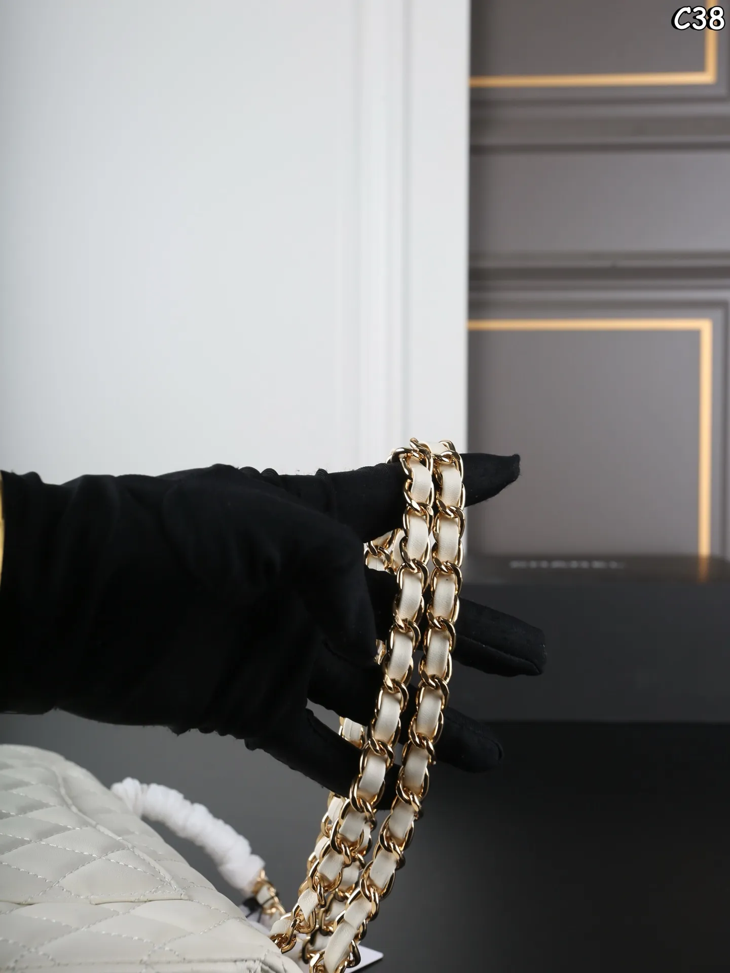 P185 全套礼盒 CHANEL香奈儿 Classic Flap CF 羊皮纹 链条包 口盖包斜挎单肩包 经典永不过时🌟 我真的无法拒绝这款小香[哇R] -黑金羊皮cf中号 经典款就是要配小羊🐑 更能体现出他的优雅 在阳光下光打在包包上真的不要太漂亮 是我心中的白月光了🤍 尺寸：25&times;15