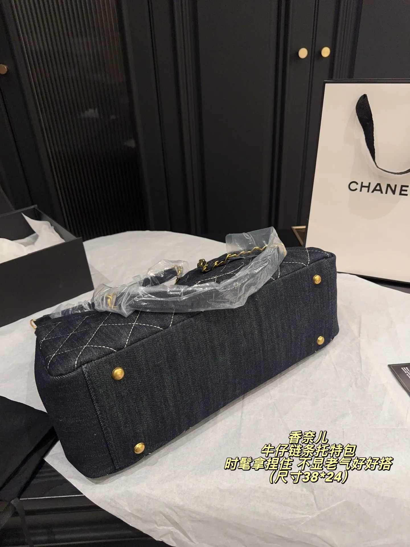 p230无盒⚠️尺寸38*24 香奈儿Chanel牛仔链条托特包 时髦拿捏住啦 不显老气好好搭啊 而且貌美气质加成好高的呀~ 爱死了这份从容优雅