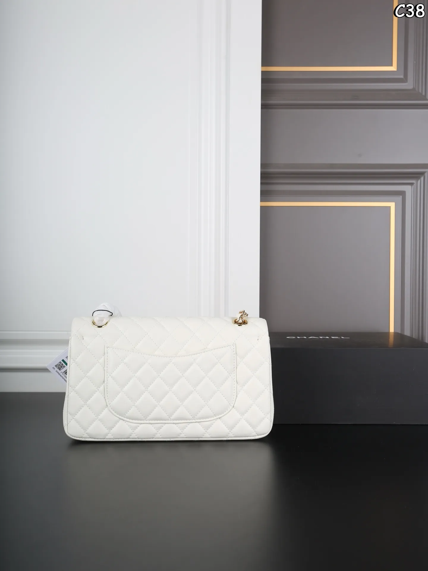 P185 全套礼盒 CHANEL香奈儿 Classic Flap CF 羊皮纹 链条包 口盖包斜挎单肩包 经典永不过时🌟 我真的无法拒绝这款小香[哇R] -黑金羊皮cf中号 经典款就是要配小羊🐑 更能体现出他的优雅 在阳光下光打在包包上真的不要太漂亮 是我心中的白月光了🤍 尺寸：25&times;15