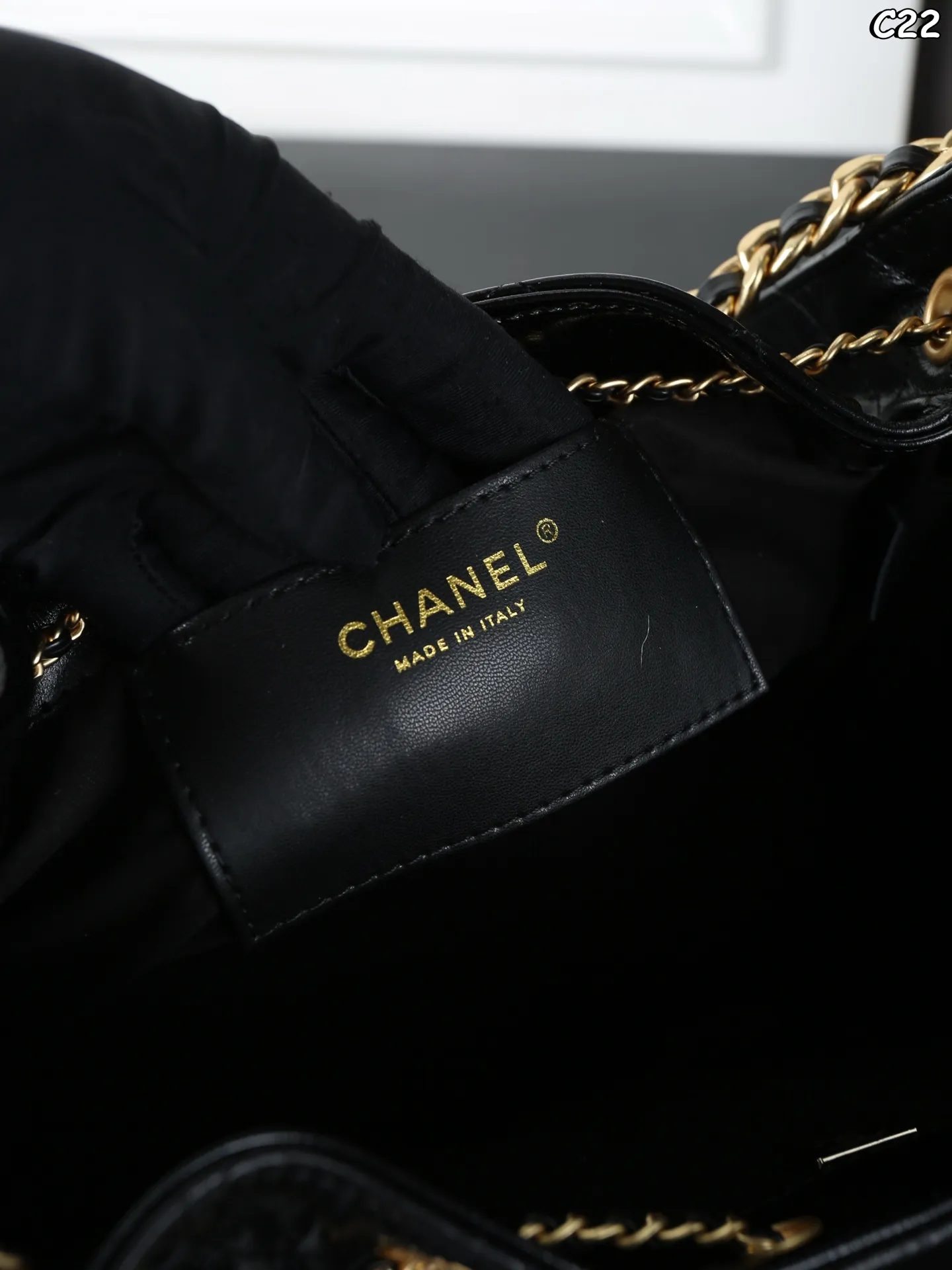 大号P310 折叠盒 小号P280 折叠盒 CHANEL香奈儿 25Bag 25C 油蜡皮 HOBO 抽绳水桶包 链条包腋下包单肩包 慵懒的hobo包型搭配粗金属链条，多口袋设计兼具实用性与装饰性，油蜡小牛皮很酷很美容量又大，25c hobo包却又很轻便，太爱啦[烟花R]看她在阳光底下闪闪发光诶～ 尺寸：30&times;29/26&times;19