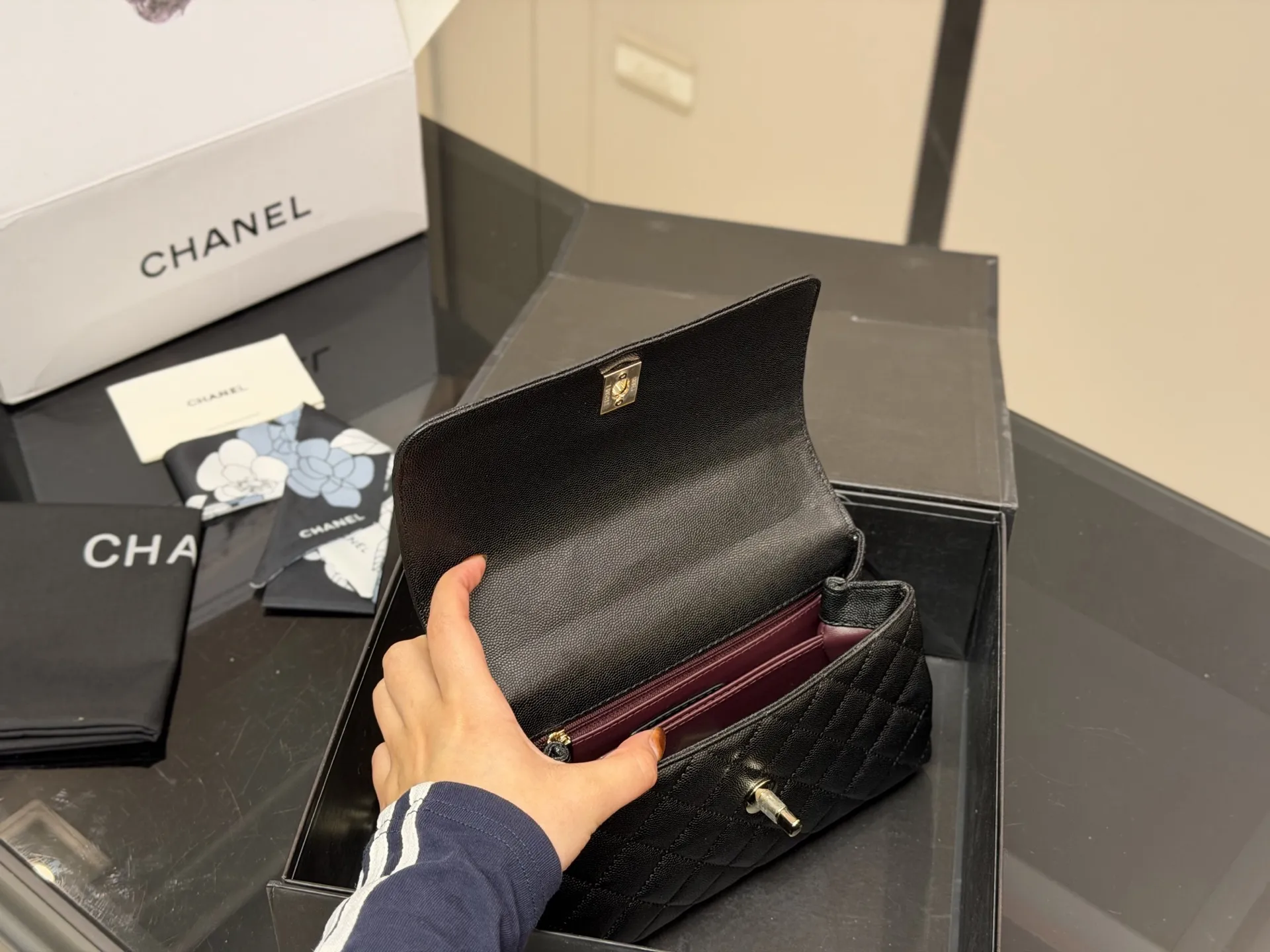 ¥190 配折叠盒飞机盒 size:23*14cm 香奈儿coco handle 手提包 粒面牛皮材质 原版K金!!