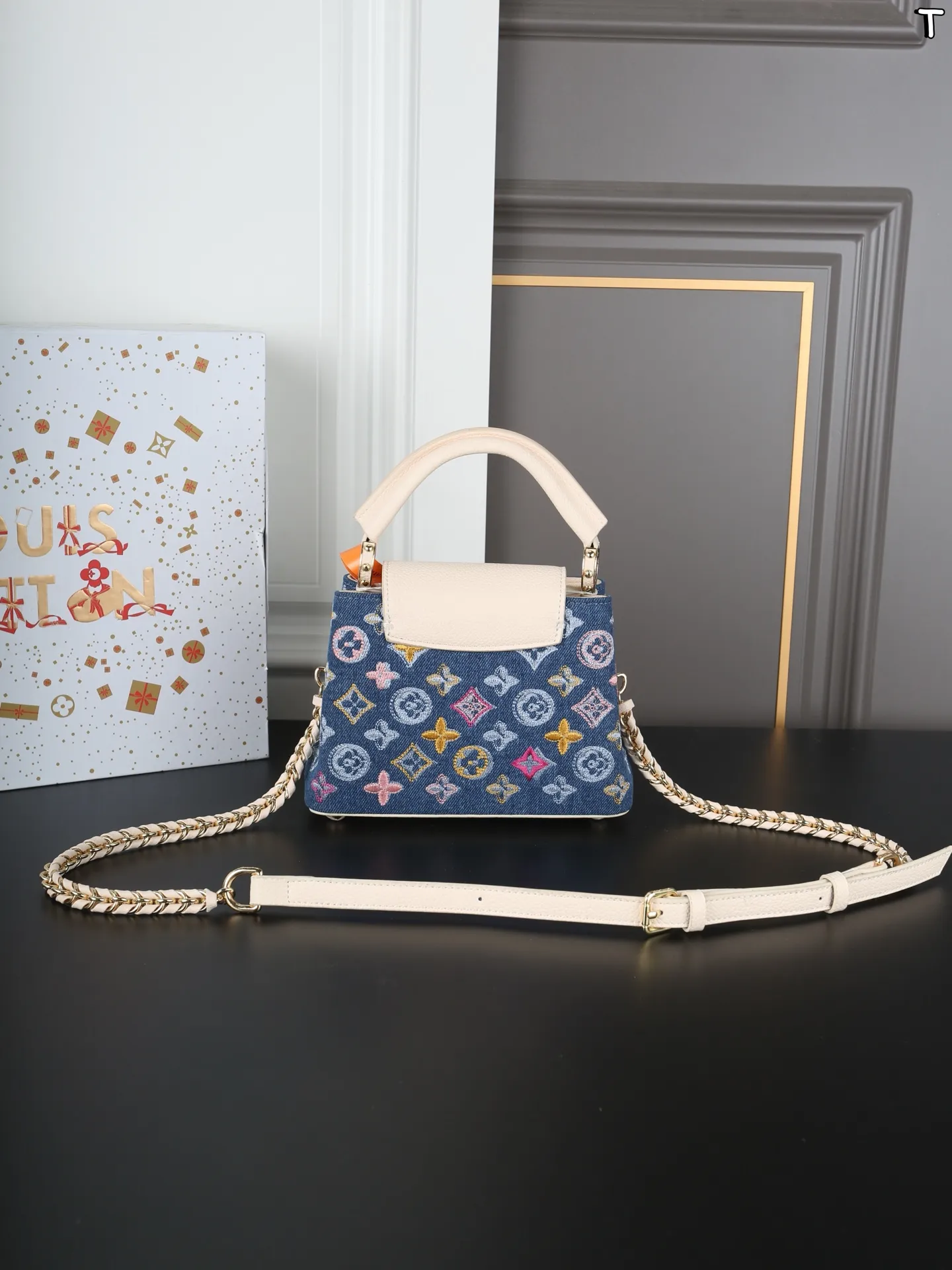 大P220 折叠盒 小P215 折叠盒 LV Capucines 珐琅logo 丹宁牛仔布 卡普辛手提包 单肩斜挎手提包 LV牛仔系列永远都不会出错的好看 太爱这款小牛仔包啦 经典包型别错过~ 白贝母标高级感满满 尺寸:27×18/20×13.5