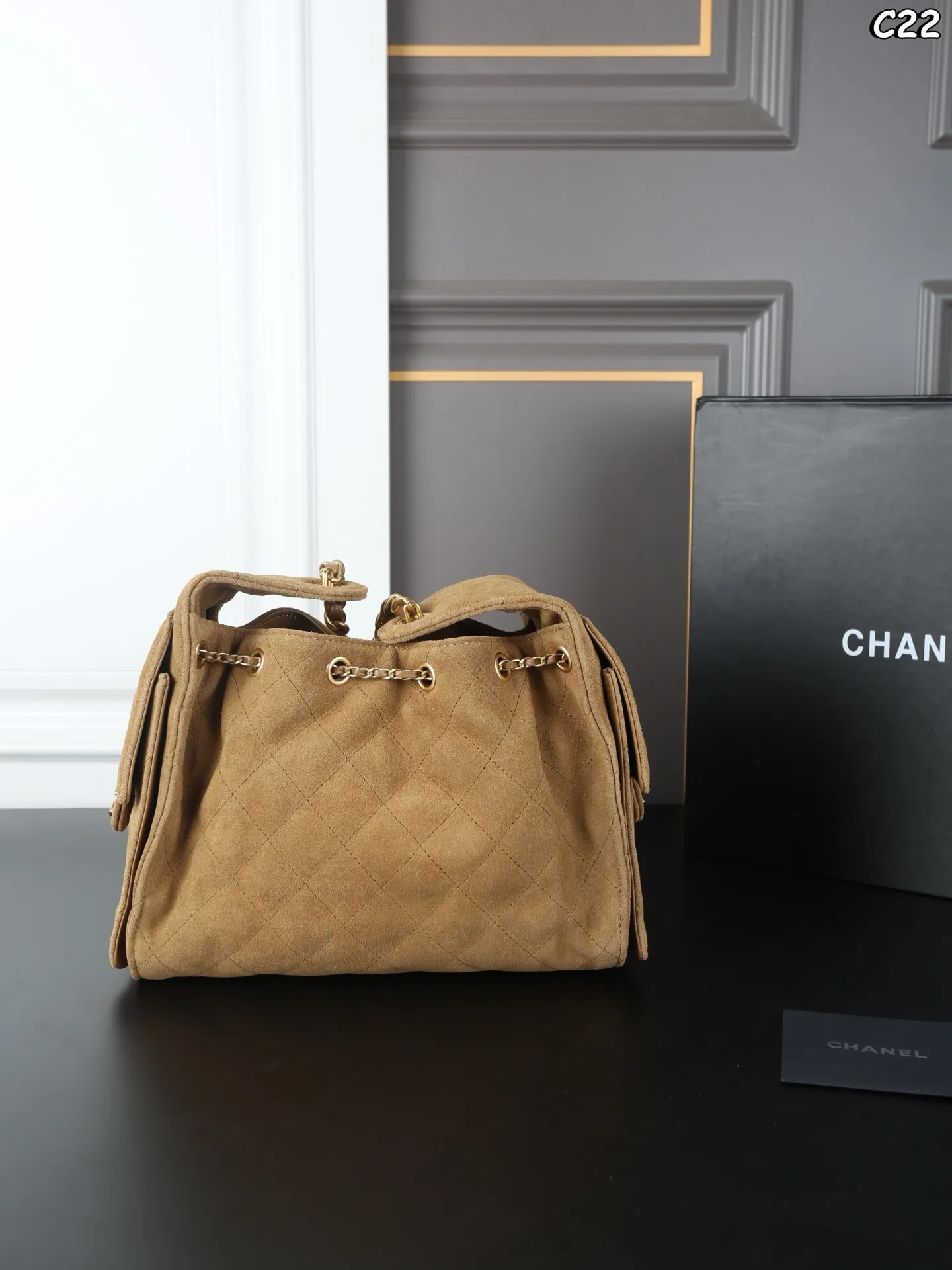 大号P310 折叠盒 小号P280 折叠盒 CHANEL香奈儿 25Bag 25C 麂皮 HOBO 抽绳水桶包 链条包 腋下包 手提单肩包 新款水桶包~大HOBO🎉每一只都超好看！ 金色的链条和logo又增添了一丝奢华感 25时尚圈的&ldquo;新宠&rdquo;，引领潮流新风尚 侧面的口袋装饰很有都市感工装风 给整体增加了不少时尚因素 尺寸：30&times;29/26&times;19