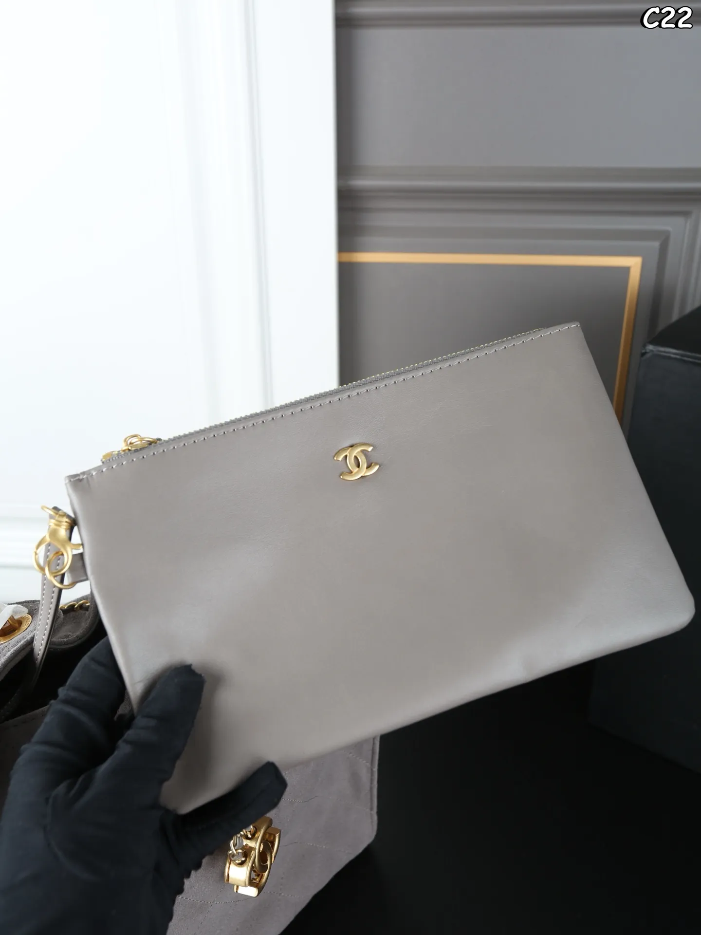 大号P310 折叠盒 小号P280 折叠盒 CHANEL香奈儿 25Bag 25C 麂皮 HOBO 抽绳水桶包 链条包 腋下包 手提单肩包 新款水桶包~大HOBO🎉每一只都超好看! 金色的链条和logo又增添了一丝奢华感 25时尚圈的“新宠”,引领潮流新风尚 侧面的口袋装饰很有都市感工装风 给整体增加了不少时尚因素 尺寸:30×29/26×19