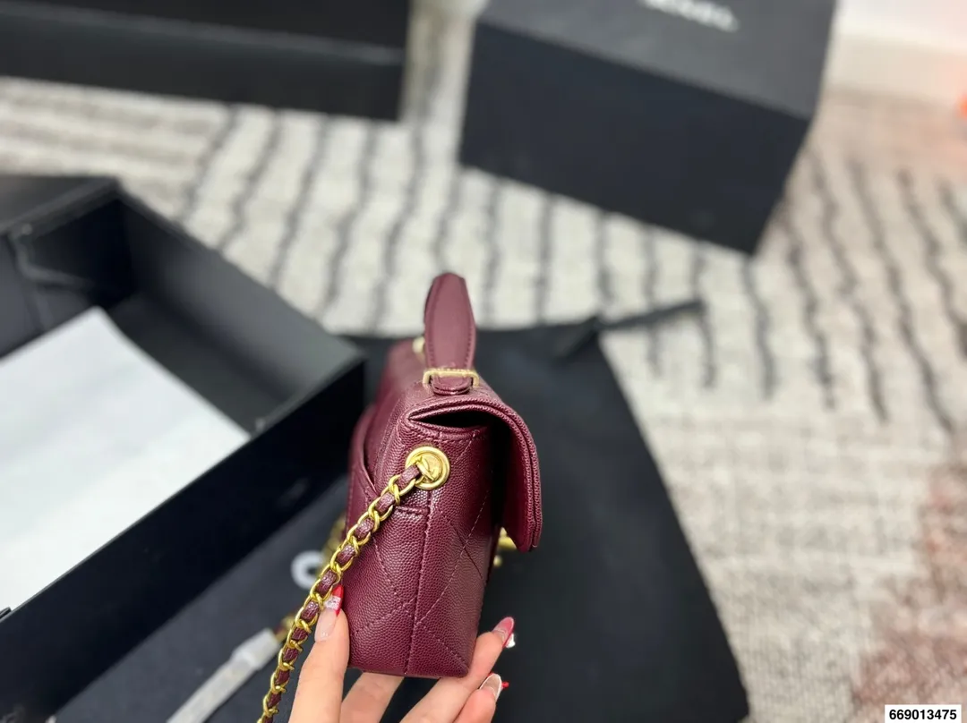 P165配飞机盒折叠盒 香奈儿Chanel 25K｜怎么能抵挡住香奈美的魅力 白色这叫一个经典 复古优雅 满满的高级感 大小适中 容量感人 休闲正装皆可轻松驾驭 尺寸19 13 货号5776