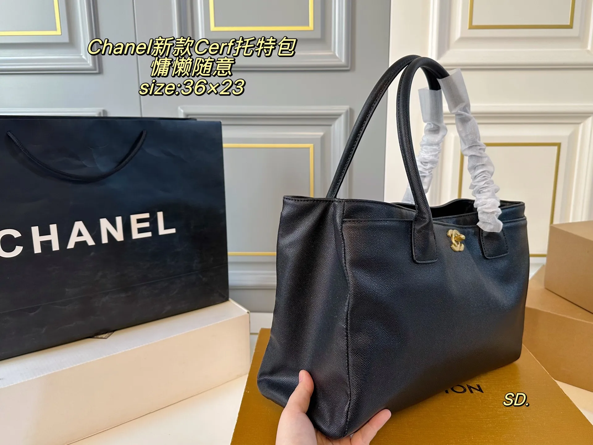 P150(无盒) size:36×23 Chanel香奈儿新款Cerf托特包❤️ 简约大方,高级感满满 上身自带氛围感↗️ 温柔慵懒随意感十足✔️ 皮子软软糯糯的质量太好了~ 空间超赞,满足日常出行‼️