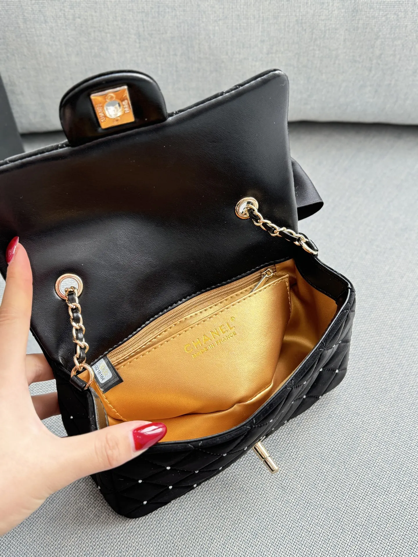 大💰170 小💰160 size:20×12/17×12 CHANEL香奈儿 Classic Flap CF 25A 丝绒 钻球 蝴蝶结 方胖子 链条包 单肩包 黑色丝绒材质+经典菱格纹,点缀小钻超精致。蝴蝶结装饰优雅复古,金属链条+双C标志,品牌感满满! 日常出街或晚宴都能轻松驾驭,丝绒自带光泽,四季都能搭配,实用又时髦,是香奈儿经典系列的代表作之一