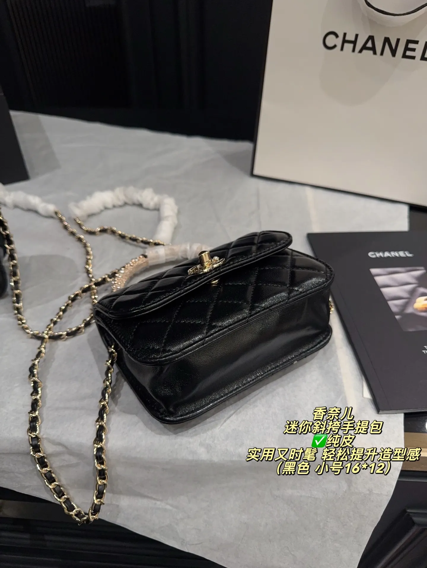 ✅纯皮大号P225配折叠盒⚠️尺寸18*14 小号P220配折叠盒⚠️尺寸16*12 Chanel 香奈儿26早春系列迷你斜挎手提包手感柔软有质感,搭配经典金属双C标志,品牌辨识度超高。手柄点缀珍珠和金属,细节精致,链条肩带可手提或斜挎,灵活百搭。尺寸小巧,日常出行或聚会都很适合,实用又时髦,轻松提升造型感。