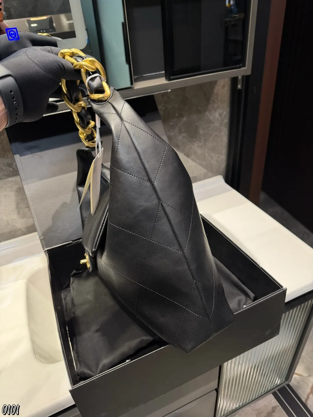 ❤️p165❤️ Chanel 25K Hobo手袋 Chanel 25K Hobo手袋是香奈儿2025秋冬系列新品,亮面小牛皮+经典菱格纹,质感柔软又高级十。粗链条肩带+双C金属扣,细节精致,容量超大,A4纸都能装下,通勤约会都很适合!黑色百搭,秋冬大衣、成熟套装都能轻松驾驭,情懒随性又实用,是本季热门单品之一尺寸35 28cm