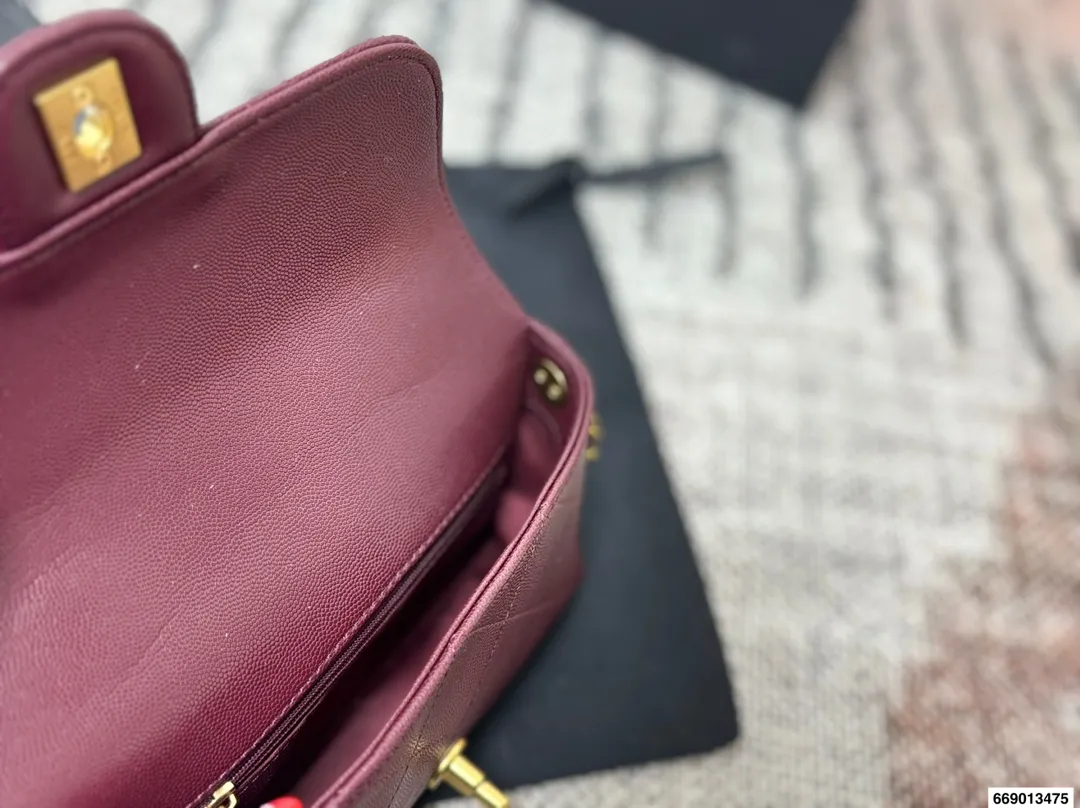 P165配飞机盒折叠盒 香奈儿Chanel 25K｜怎么能抵挡住香奈美的魅力 白色这叫一个经典 复古优雅 满满的高级感 大小适中 容量感人 休闲正装皆可轻松驾驭 尺寸19 13 货号5776