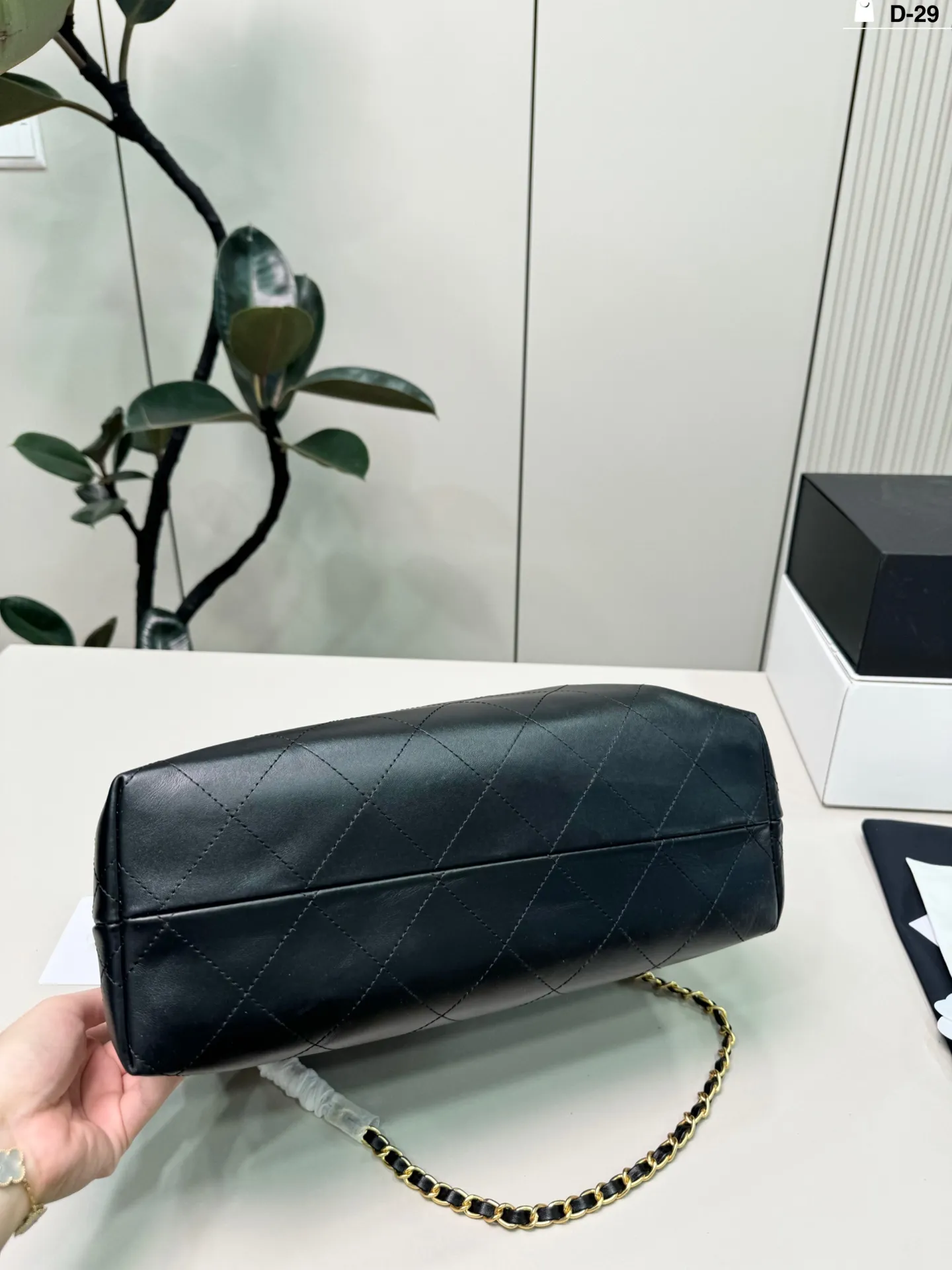 💰p270（羊皮） D-29尺寸34&times;25折叠盒 CHANEL香奈儿25A黑金全皮Hobo包 容量超大，通勤日常都能装下文件，电脑等物品。 实用又时髦，是香奈儿热门款，专柜常断货