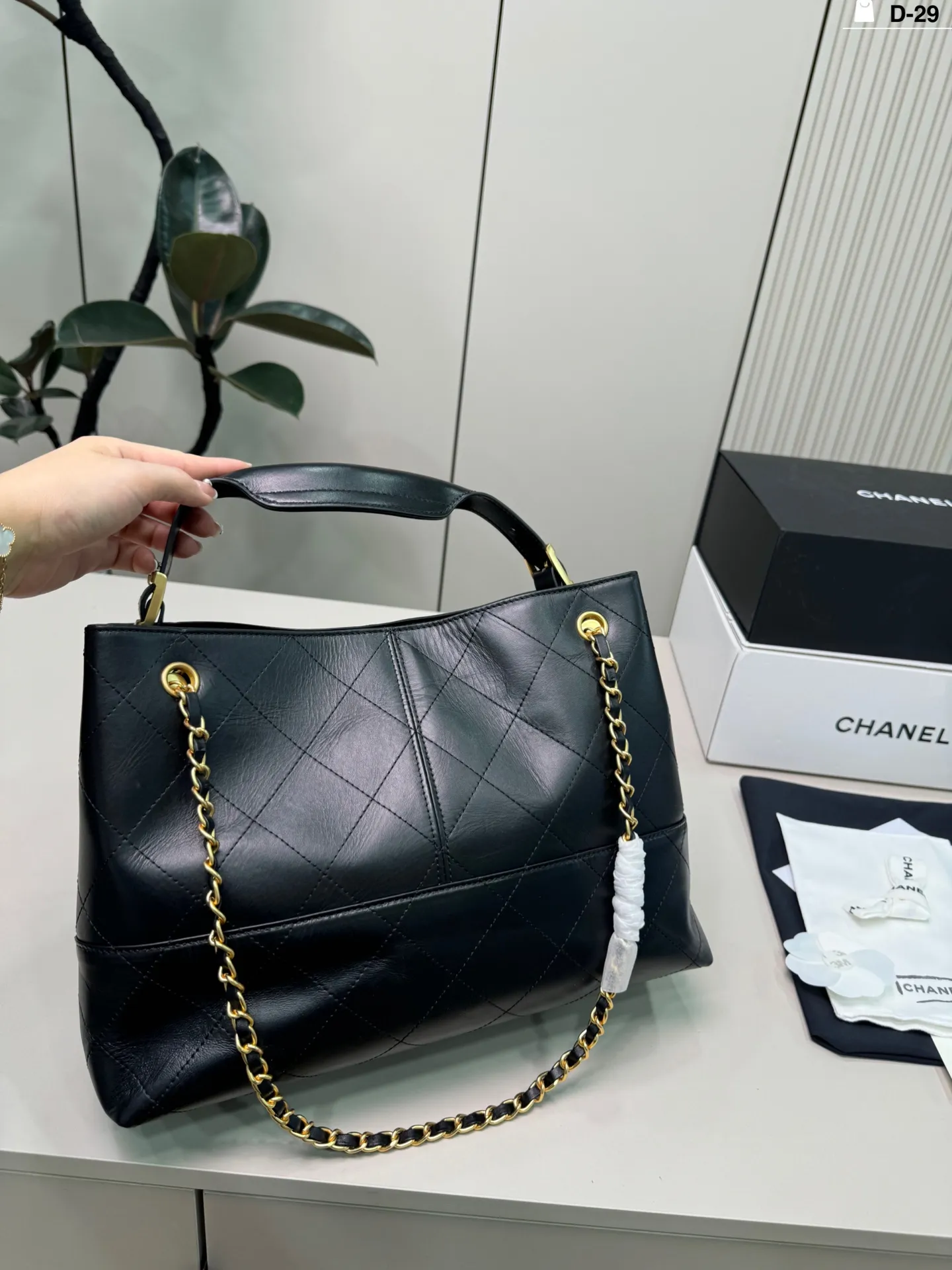 💰p270（羊皮） D-29尺寸34&times;25折叠盒 CHANEL香奈儿25A黑金全皮Hobo包 容量超大，通勤日常都能装下文件，电脑等物品。 实用又时髦，是香奈儿热门款，专柜常断货