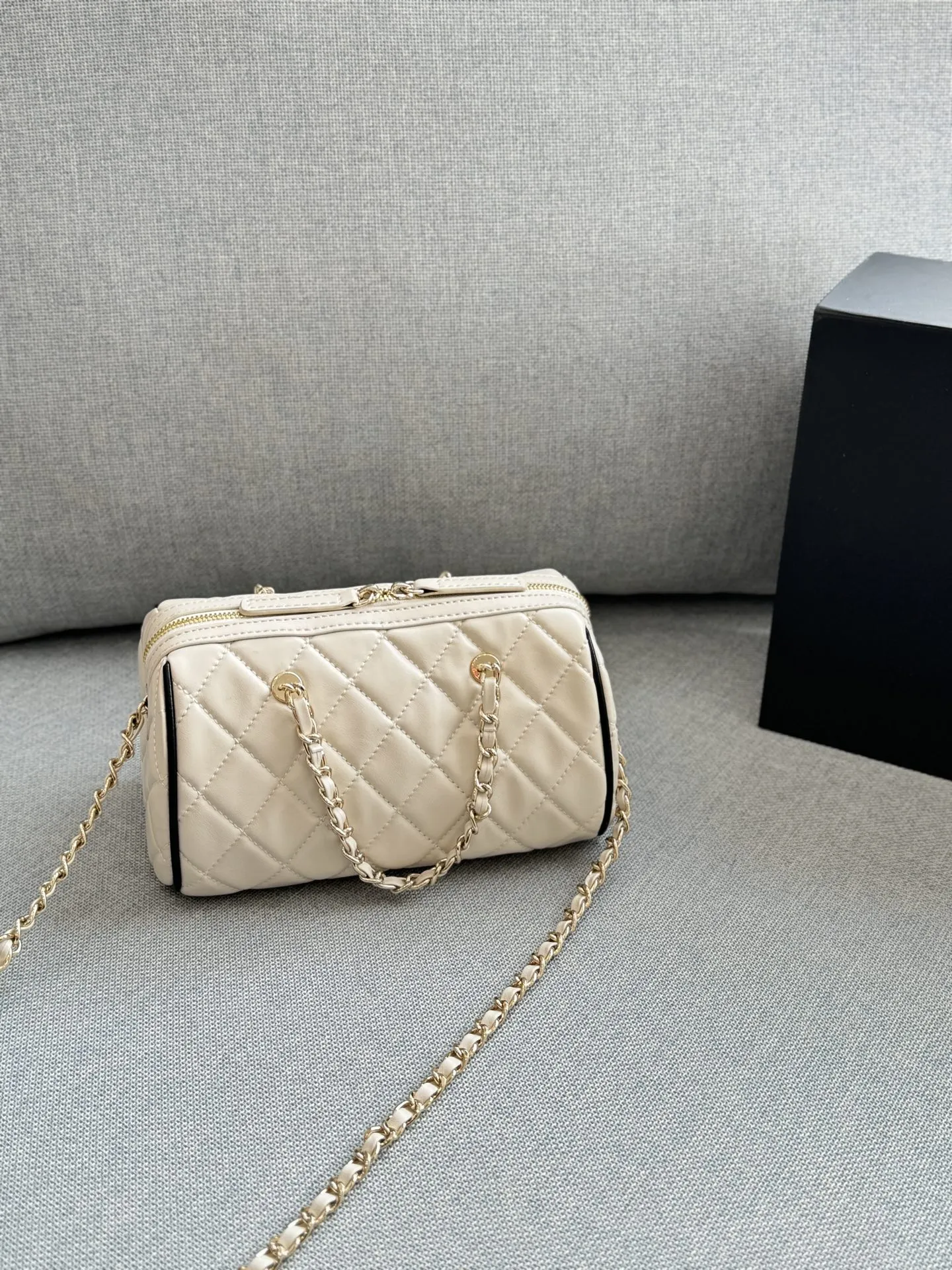 💰180 size:19×11 CHANEL香奈儿 25P 撞色 保龄球包 圆筒包 斜挎单肩包 经典黑色白色菱格纹小羊皮,黑色滚边+金色五金,黑白撞色超有辨识度十。小巧圆筒造型,容量刚好,手机、口红都能装下。链条肩带+手柄设计,手提斜挎都很方便,日常出街百搭不出错!