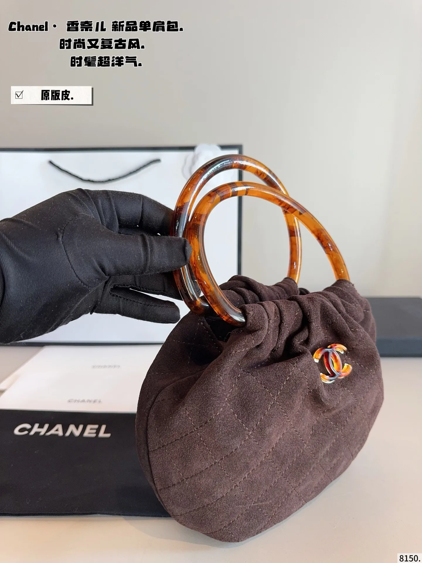 p220.纯皮. chanel香奈儿26c 超精彩的萌物🧉 圆圈小包包好可爱👝 复古玳瑁手柄的设计 透着微微光泽 容易也很客观~手机日用品能放下的哦 材质摸起来触感也很好 超级舒服 推出新系列啦~ 完全是拽姐与甜美的全新组合! 快来寻找属于你的小废包 尺寸:14*8^17cm