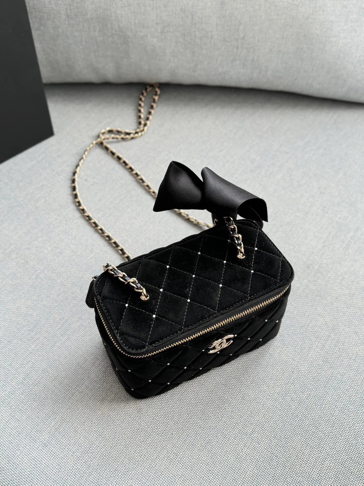 大💰180 小💰160 size：16&times;10/10&times;9 CHANEL香奈儿 25K 天鹅绒 蝴蝶结 钻球 盒子包 链条包 化妆包手提包 兼具时髦和实用性👀 手拎斜挎都🆗容量大又有设计感 这只新款是丝绒材质🦢手感很舒服 配上钉珠在阳光下真的是很闪✨ 上身很有富家千金感 可可爱爱~太讨喜啦