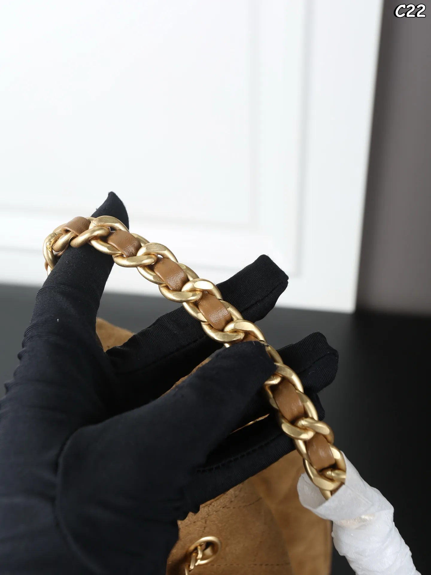 大号P310 折叠盒 小号P280 折叠盒 CHANEL香奈儿 25Bag 25C 麂皮 HOBO 抽绳水桶包 链条包 腋下包 手提单肩包 新款水桶包~大HOBO🎉每一只都超好看！ 金色的链条和logo又增添了一丝奢华感 25时尚圈的&ldquo;新宠&rdquo;，引领潮流新风尚 侧面的口袋装饰很有都市感工装风 给整体增加了不少时尚因素 尺寸：30&times;29/26&times;19