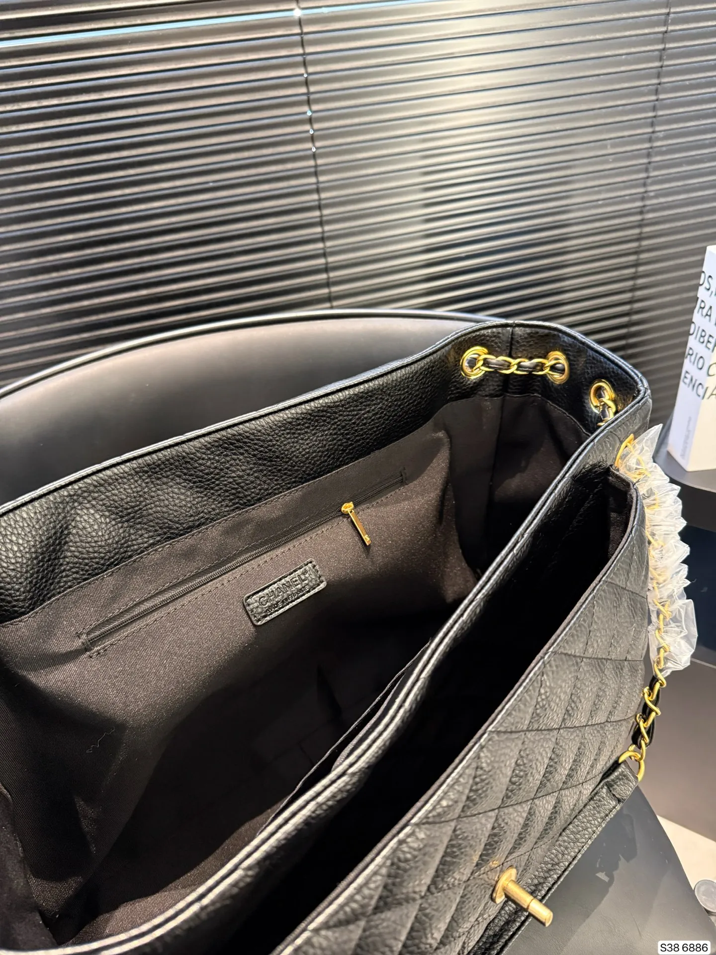 P240牛皮香奈儿要帅起来 一只Chanel就够了! 🖤Chanel黑银 口袋大tote 很特别的款~ 可以单肩/斜挎/流浪 容量很大 牛皮很耐造 尺寸42 31 货号6886