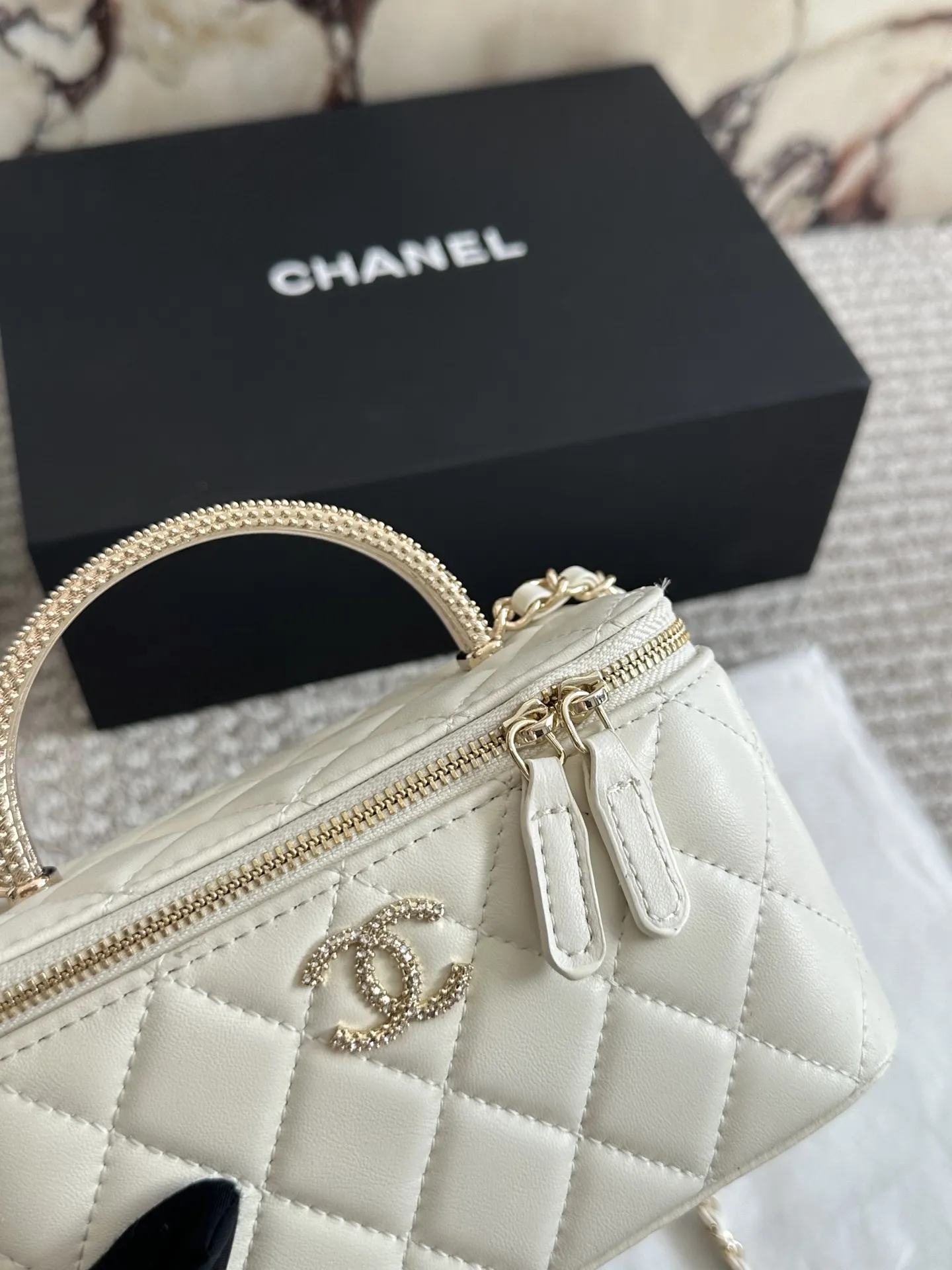 Chanel香奈儿p180 chanel香奈儿亮面金标菱格纹羊皮手柄长盒子包手提单肩斜挎包不含镜子31开 全新附身份卡/防尘袋送礼首选市 折叠盒包装