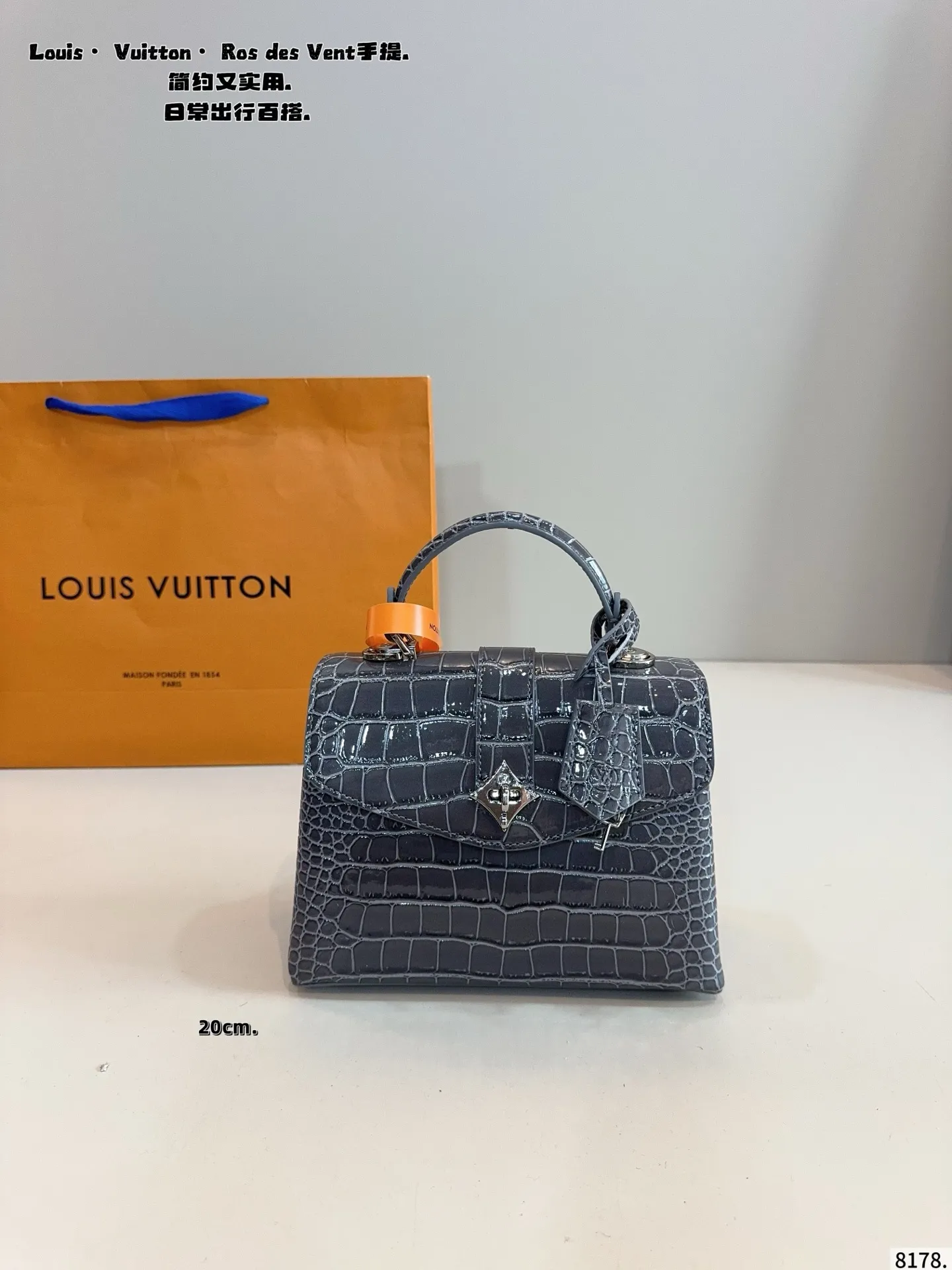 p180p170配礼盒🎁. LV Capucines bb 手提包 今年最多明星街拍的LV包包你能想到哪些款式呢?恐怕大多女性都会把目光锁定到柔软的荔枝纹Taurillon系列吧,因为全都是高端之选,无论是休闲商务都是最有品味的,Capucines bb 设计很有亮点,几乎是人见人爱的,在明星街拍中也最常见到,范冰冰、高圆圆等明星都是它的忠粉呢,尺寸小巧的迷你包,比起大号要显得甜美许多,尺寸:大号27*9*18/20*7*13cm