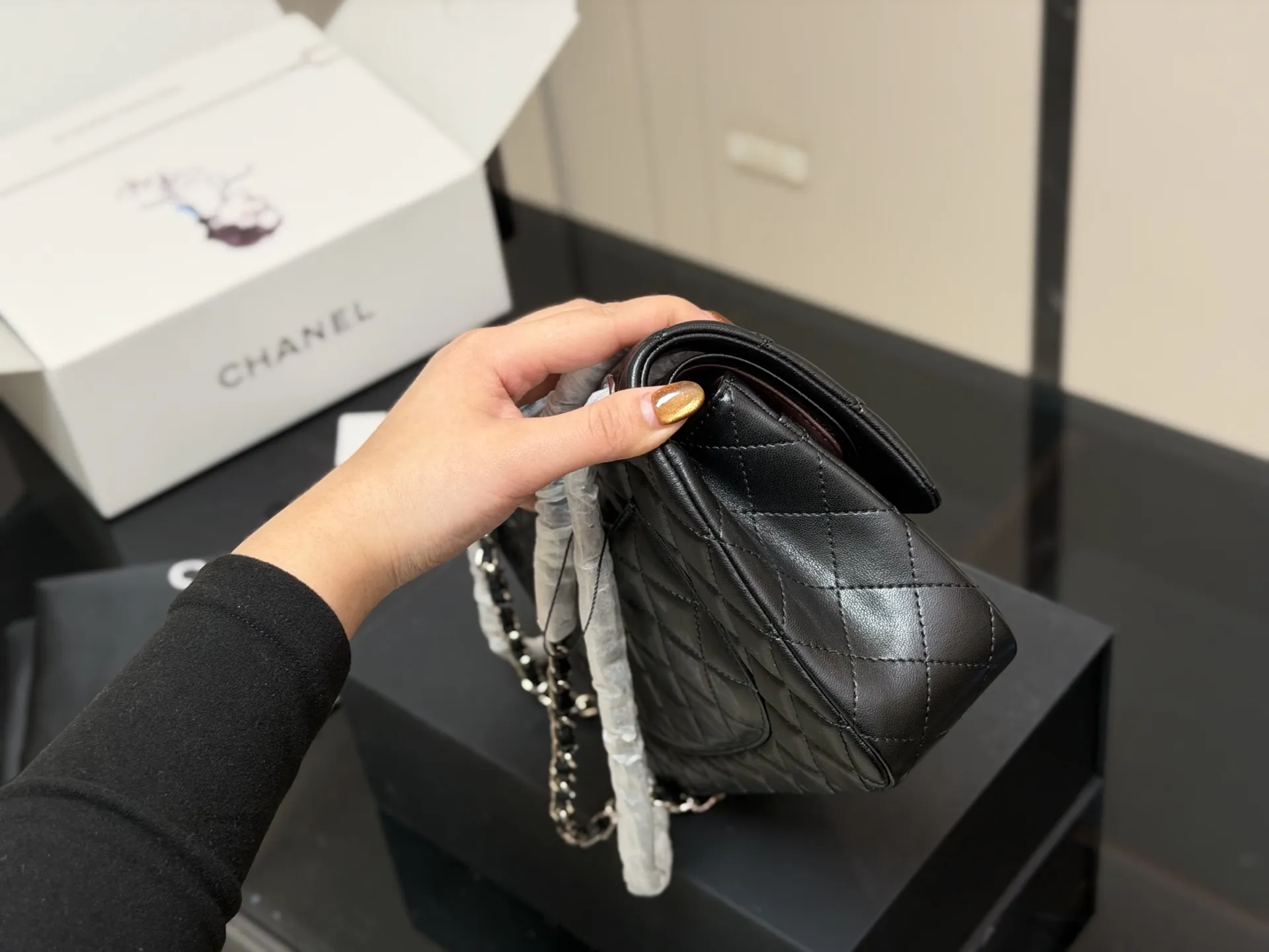 &yen;190 &yen;185 配折叠盒飞机盒 size:25cm 23cm 香奈儿 cf我们一直很用心在做 秒杀其他市面上的货 顶级羊皮纹 很舒服的一种！ 不管您是谁 稳稳hold住哦✔️✔ 四季必备单品！