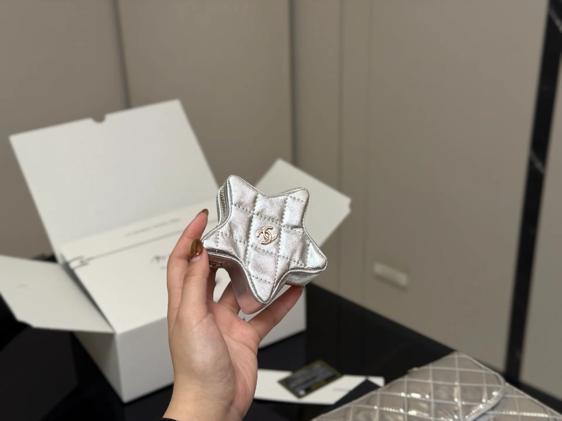 ¥215 配折叠盒 size:24*19cm 香奈儿 24C 漆皮双肩包 这个真的是太太太好看了! 金的刚刚好不俗艳不张扬很能装! ⚠️还有小星星⭐️哦!