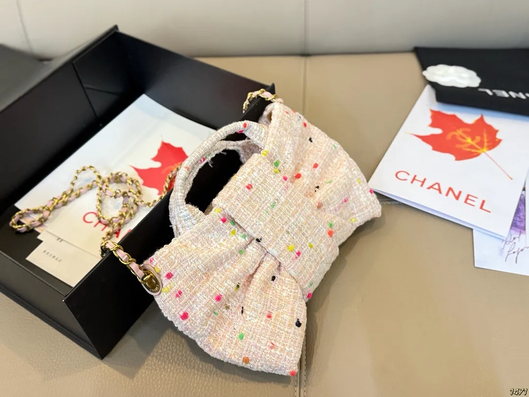 大号¥190折叠盒 小号¥170双盒 Chanel 香奈儿25K蝴蝶结包 香奈儿2025秋冬系列新品,搭配金色双C Logo,优雅又高级。包型灵感来自蝴蝶结,立体造型超有辨识度,容量适中,通勤或出行都很OK!链条肩带可手提/肩背,实用又时髦。尺寸32 27/21 16