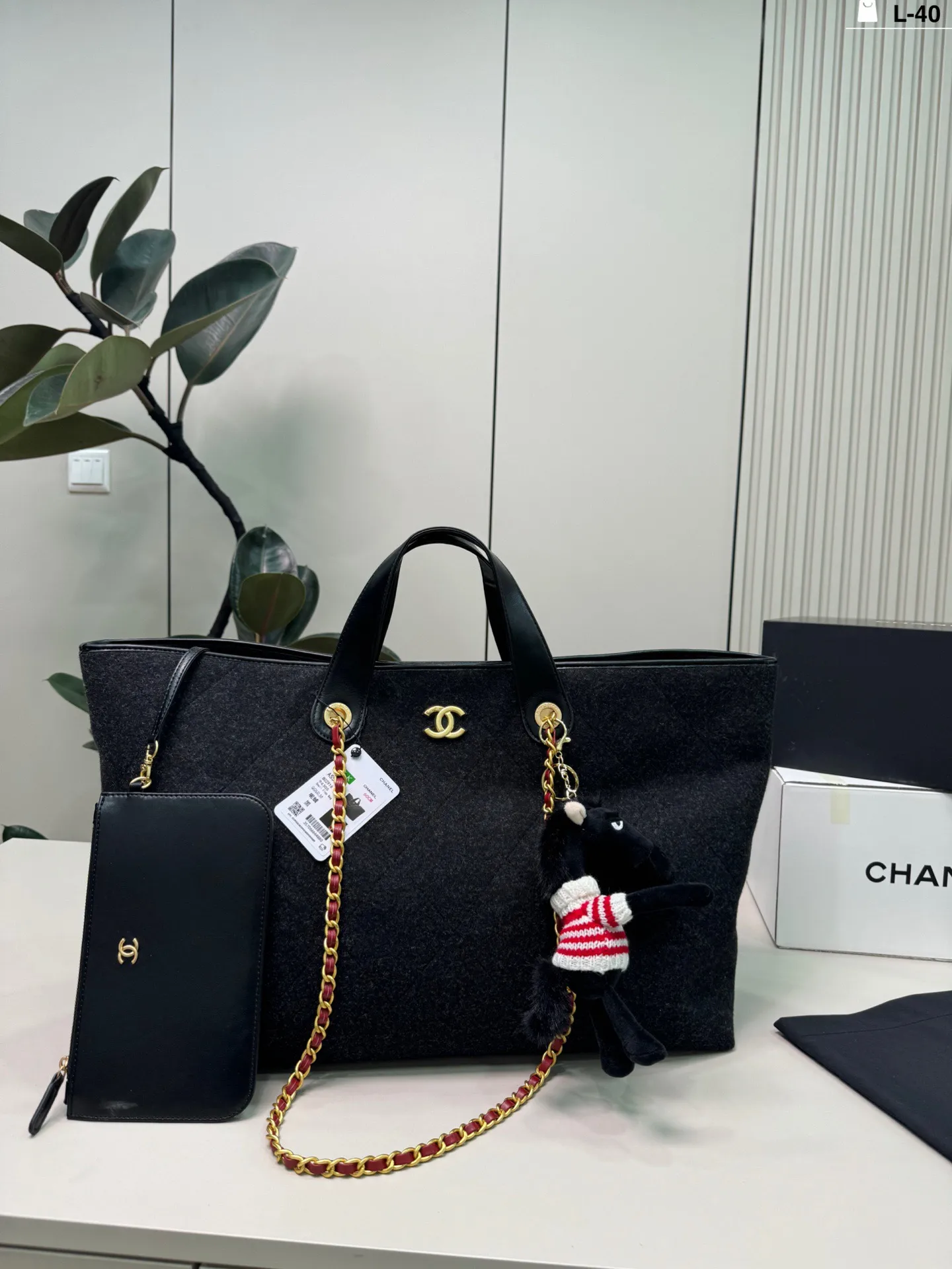 💰p220（配挂件） L-40尺寸45&times;32 Chanel 香奈儿 毛毡托特腋下包毛呢购物袋沙滩包tote 这款包常见于秋冬季节，适合搭配各种正式或休闲场合的服饰。