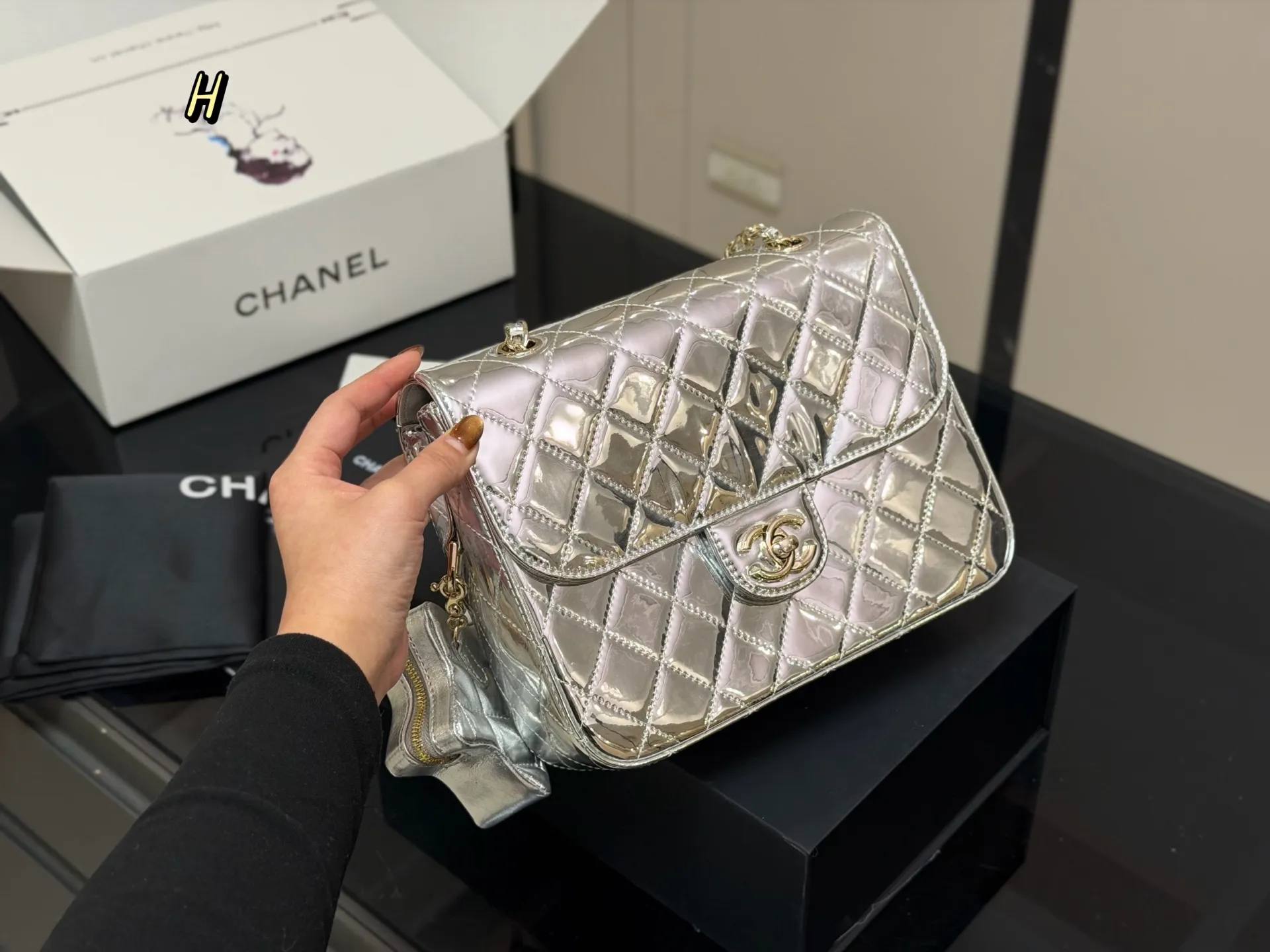 &yen;215 配折叠盒 size：24*19cm 香奈儿 24C 漆皮双肩包 这个真的是太太太好看了! 金的刚刚好不俗艳不张扬很能装！ ⚠️还有小星星⭐️哦！