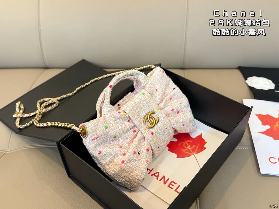 大号¥190折叠盒 小号¥170双盒 Chanel 香奈儿25K蝴蝶结包 香奈儿2025秋冬系列新品,搭配金色双C Logo,优雅又高级。包型灵感来自蝴蝶结,立体造型超有辨识度,容量适中,通勤或出行都很OK!链条肩带可手提/肩背,实用又时髦。尺寸32 27/21 16