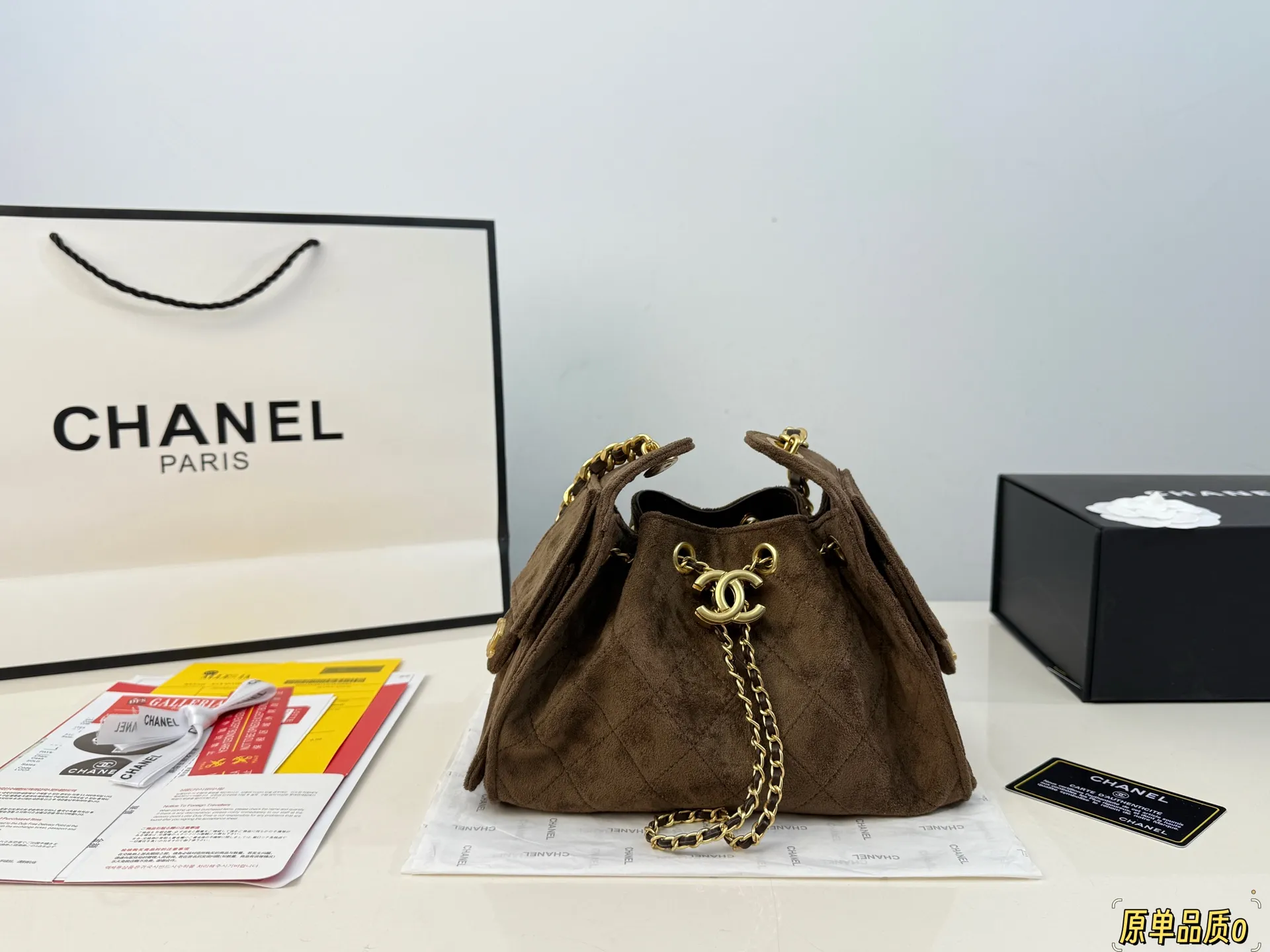 （全套包装⚠️）大小号同价p230 Chanel 25bag 小号真绝绝子! 今年香奈儿25s系列简直美爆... 这只hobo是个小号尺寸个人觉得比较日常 鹿皮绒的质感颗粒没这么重反而很细腻 也比较耐磨~时髦精必备单品! 日常出门完全够了 size：26*21cm size：23*15cm