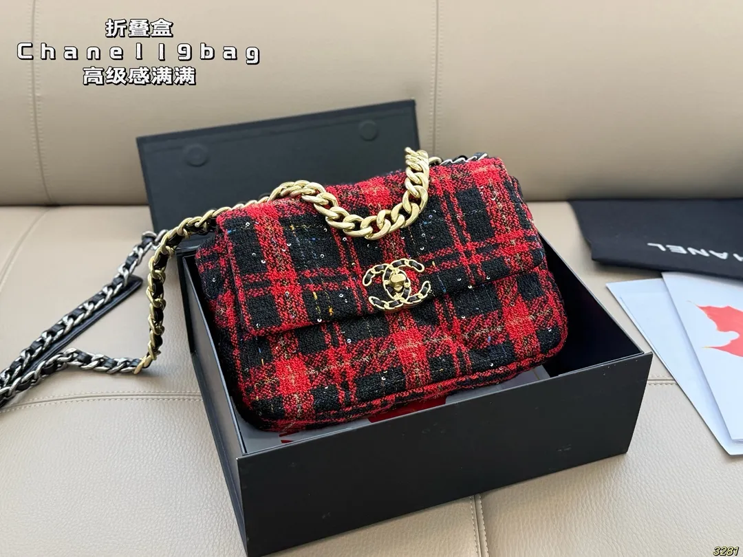 &yen;170折叠盒 香奈儿Chanel19bag 高级感满满 经典中的经典 任何搭配都可轻松驾驭 尺寸：24 16