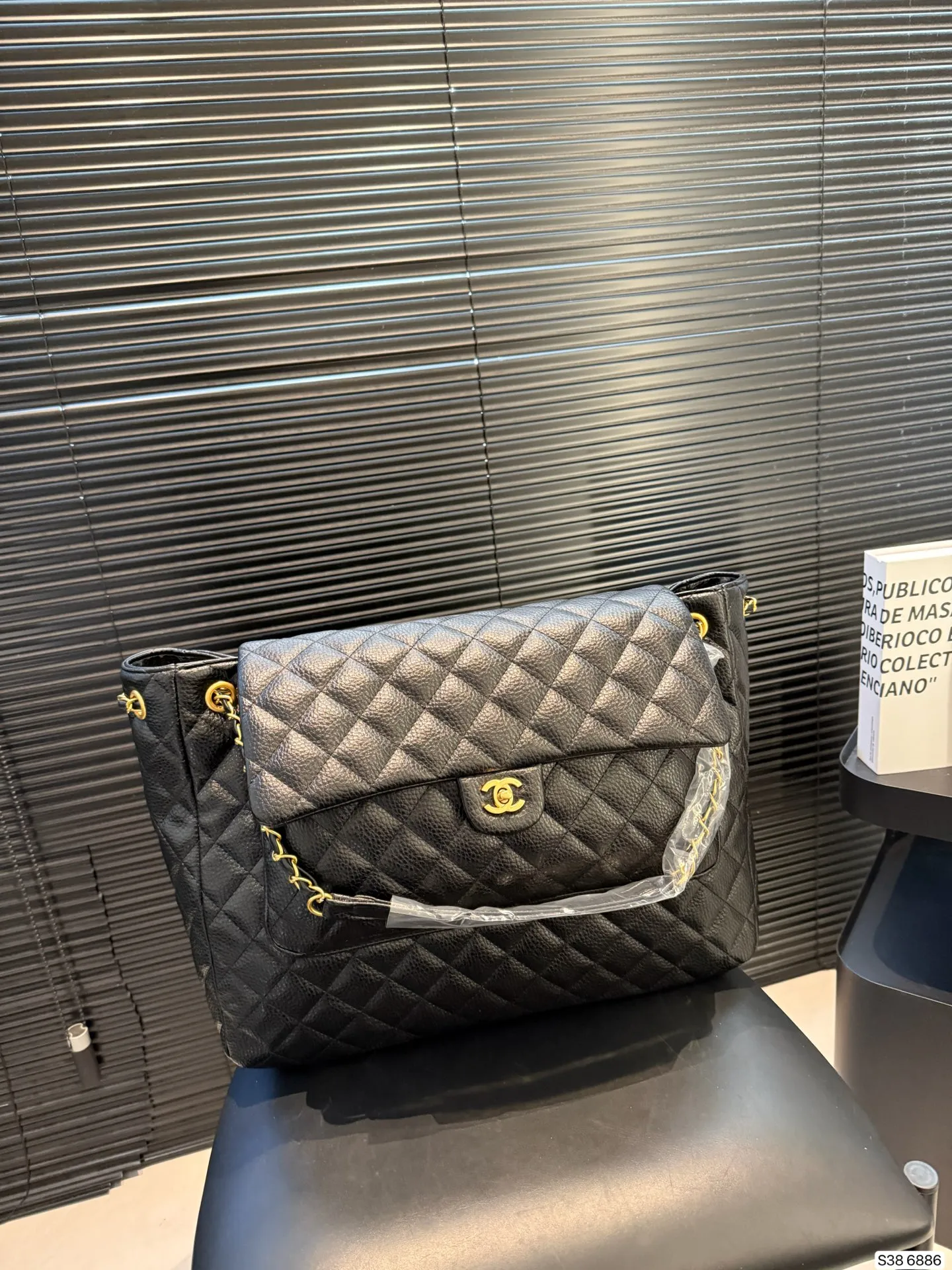 P240牛皮香奈儿要帅起来 一只Chanel就够了！ 🖤Chanel黑银 口袋大tote 很特别的款～ 可以单肩/斜挎/流浪 容量很大 牛皮很耐造 尺寸42 31 货号6886