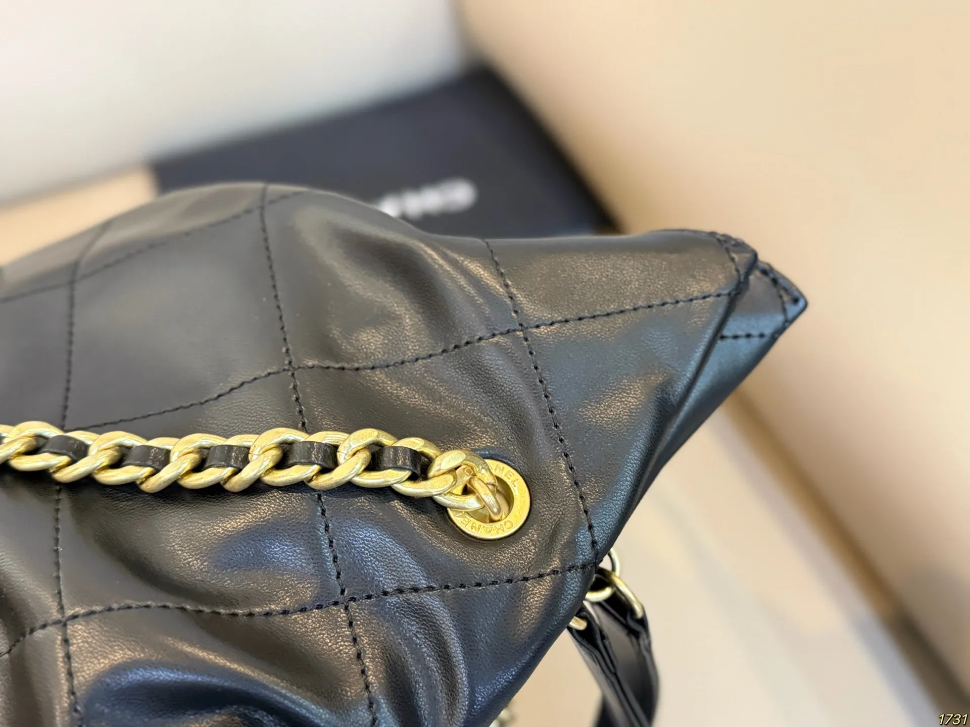 ¥205折叠盒 香奈儿Chanel秋冬大包来啦 菱格纹加黑金配色 又飒又高级 抽绳福袋设计可灵活调整扩展空间 很休闲 可以当妈咪包 也可作为搭配 配有皮质宽肩带和手提皮穿链 多种背法不在话下 尺寸32 40