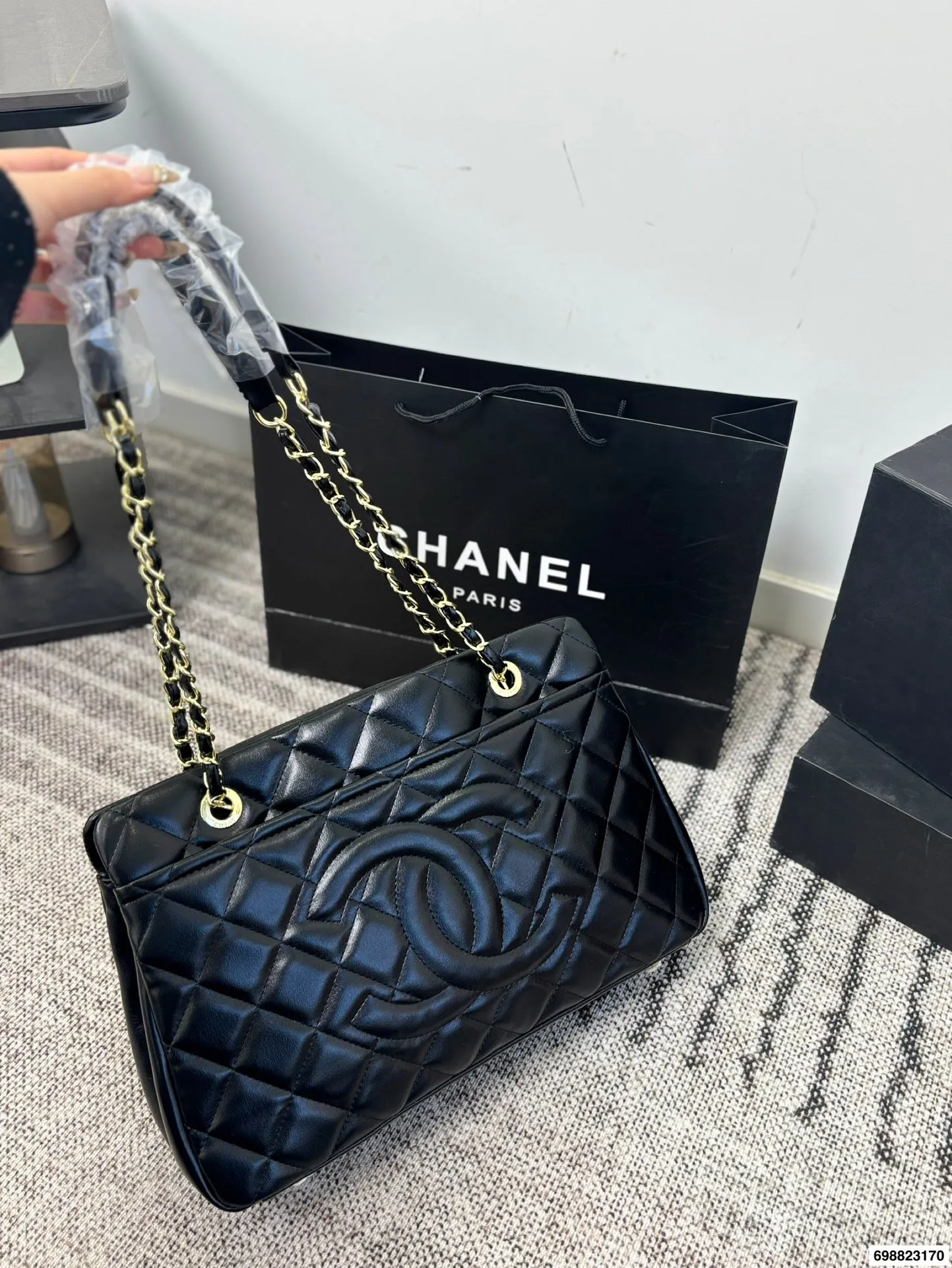 P230⚠️尺寸37*24 香奈儿 Chanel 托特腋下链条⛓️包 经典菱格纹＋银色链条，低调又奢华，日常通勤超适合！容量大，内部多隔层，收纳力满分上。链条可调节，单肩or斜挎都OK，实用又时髦，是香奈儿托特包里的热门款！