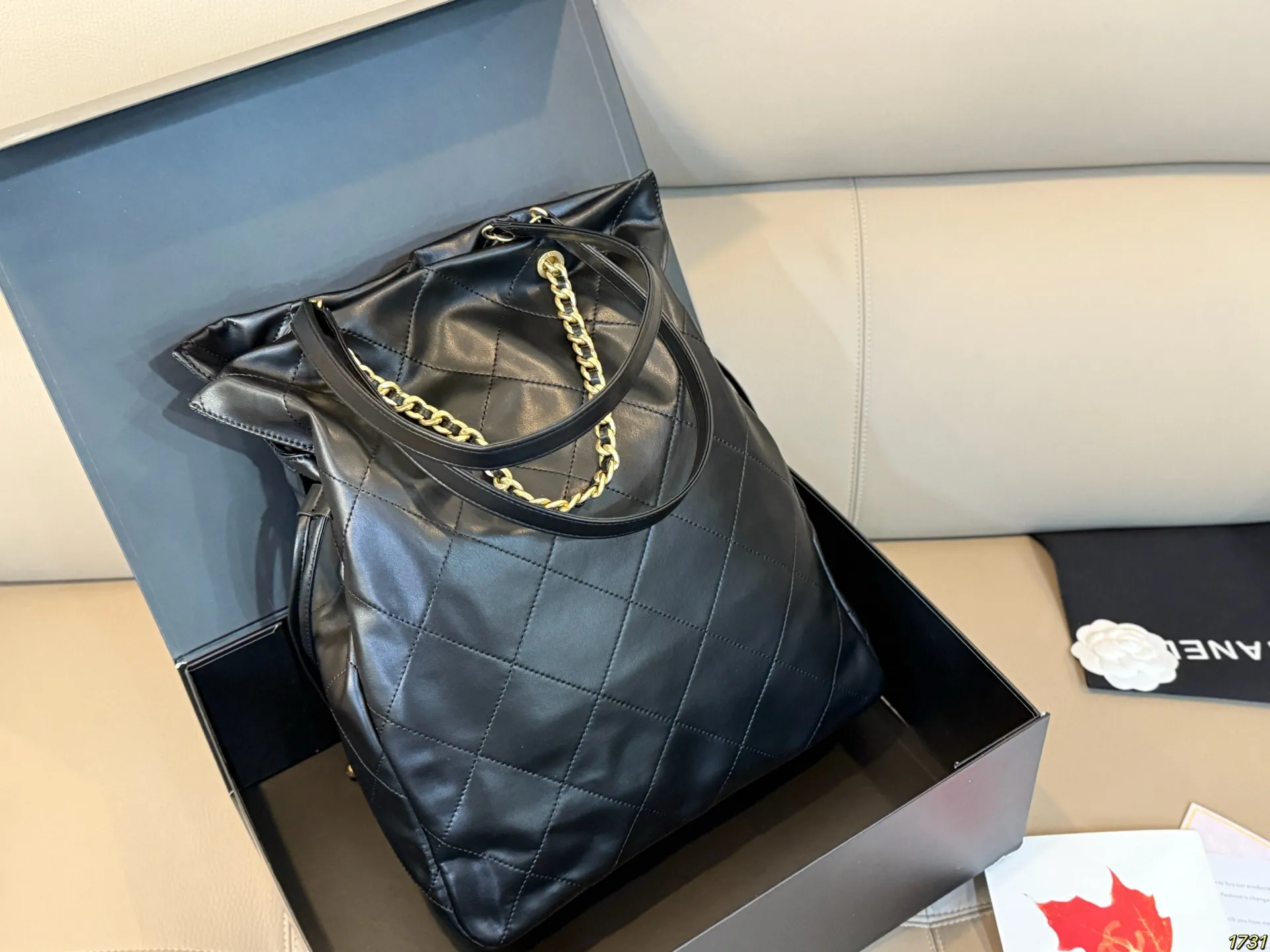 ¥205折叠盒 香奈儿Chanel秋冬大包来啦 菱格纹加黑金配色 又飒又高级 抽绳福袋设计可灵活调整扩展空间 很休闲 可以当妈咪包 也可作为搭配 配有皮质宽肩带和手提皮穿链 多种背法不在话下 尺寸32 40