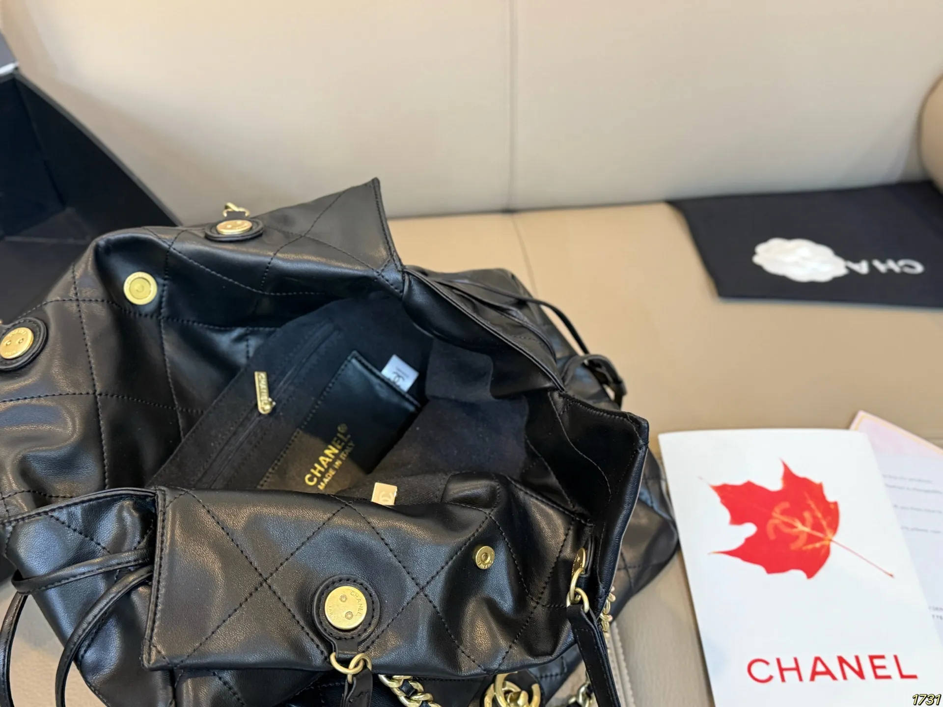 &yen;205折叠盒 香奈儿Chanel秋冬大包来啦 菱格纹加黑金配色 又飒又高级 抽绳福袋设计可灵活调整扩展空间 很休闲 可以当妈咪包 也可作为搭配 配有皮质宽肩带和手提皮穿链 多种背法不在话下 尺寸32 40