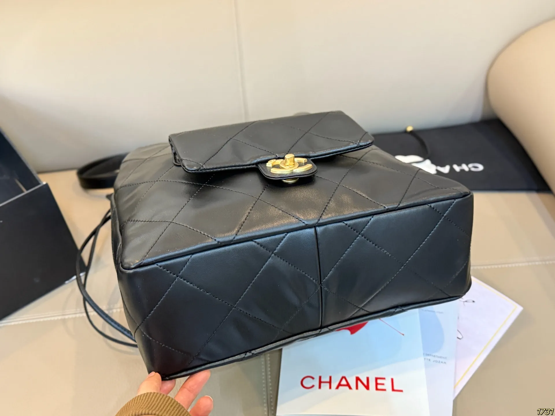 &yen;205折叠盒 香奈儿Chanel秋冬大包来啦 菱格纹加黑金配色 又飒又高级 抽绳福袋设计可灵活调整扩展空间 很休闲 可以当妈咪包 也可作为搭配 配有皮质宽肩带和手提皮穿链 多种背法不在话下 尺寸32 40