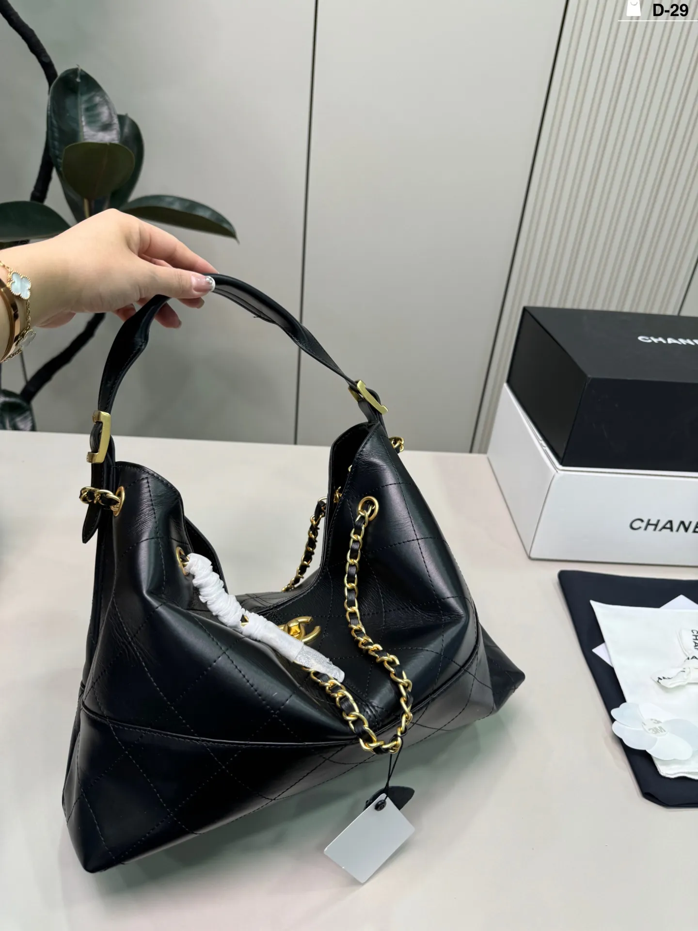 💰p270(羊皮) D-29尺寸34×25折叠盒 CHANEL香奈儿25A黑金全皮Hobo包 容量超大,通勤日常都能装下文件,电脑等物品。 实用又时髦,是香奈儿热门款,专柜常断货