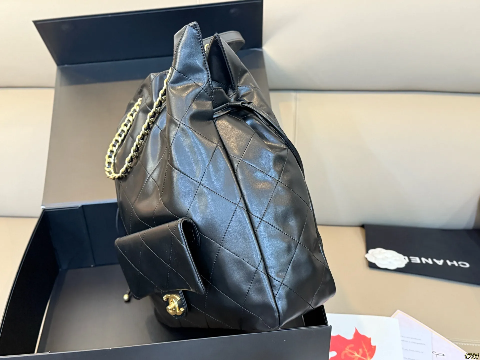 ¥205折叠盒 香奈儿Chanel秋冬大包来啦 菱格纹加黑金配色 又飒又高级 抽绳福袋设计可灵活调整扩展空间 很休闲 可以当妈咪包 也可作为搭配 配有皮质宽肩带和手提皮穿链 多种背法不在话下 尺寸32 40