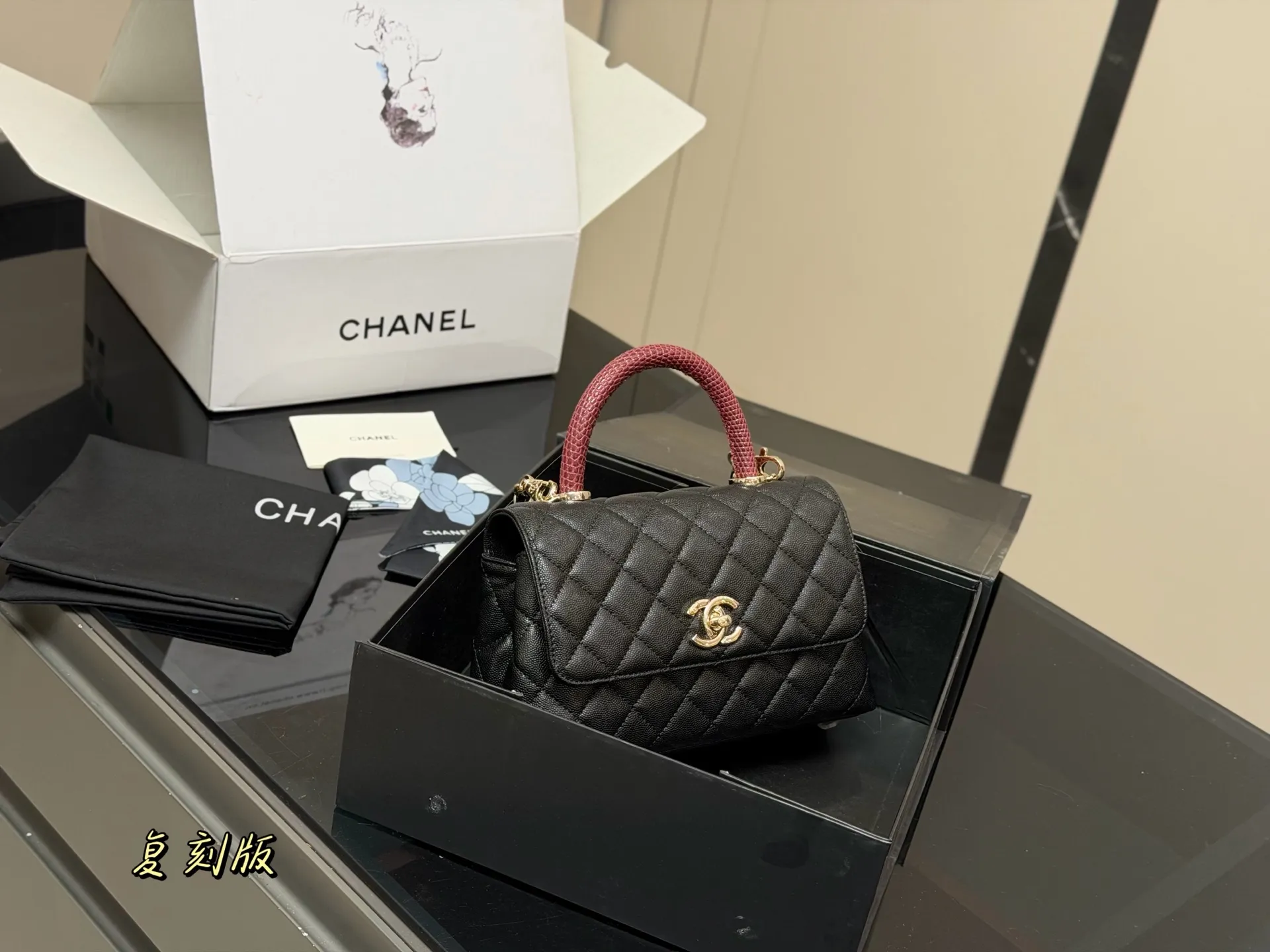 &yen;190 配折叠盒飞机盒 size：23*14cm 香奈儿coco handle 手提包 粒面牛皮材质 原版K金！！