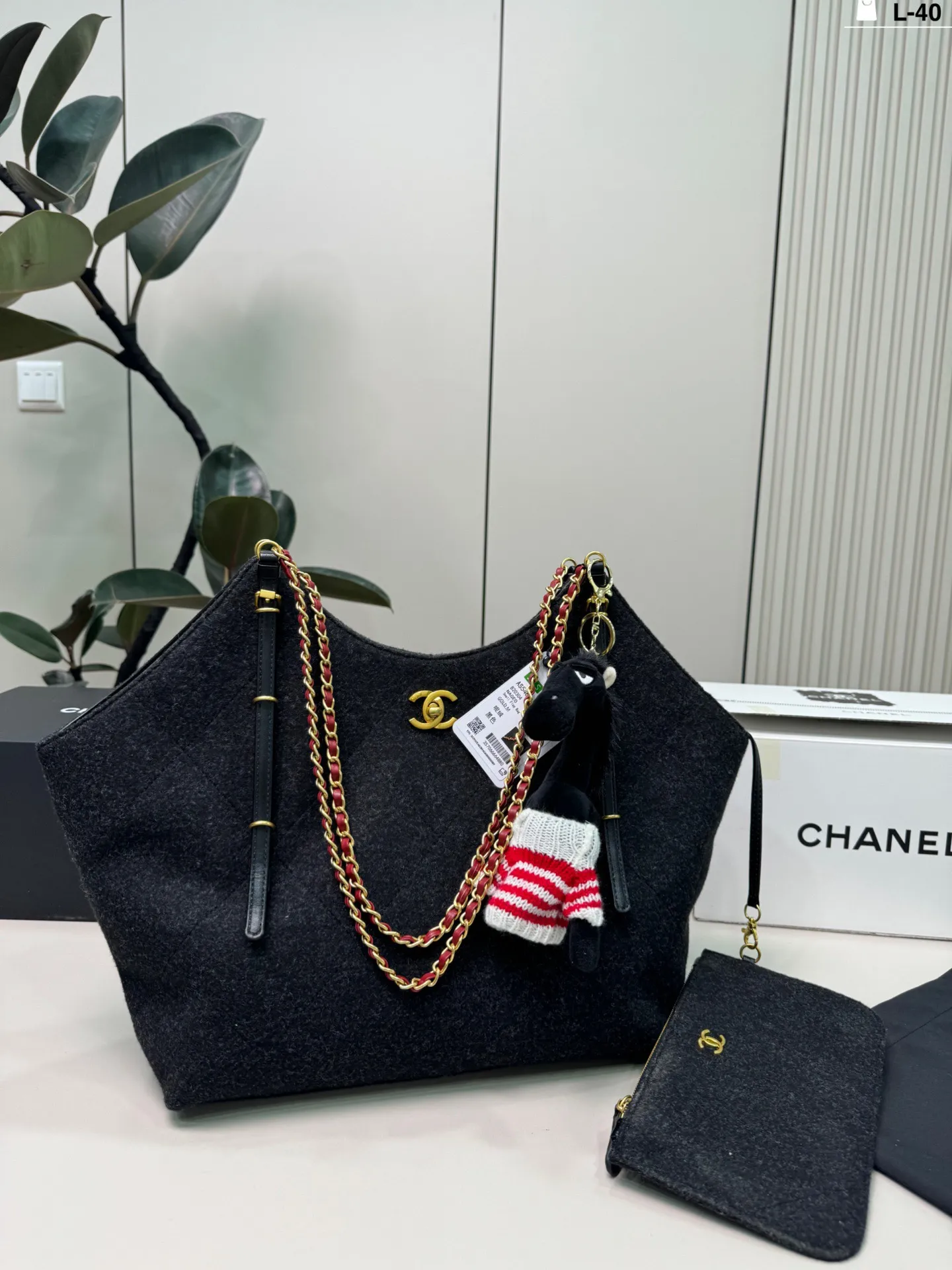 💰p210(配挂件) L-40尺寸32×22折叠盒 Chanel 香奈儿 26c毛毡Tote托特包腋下毛呢购物袋 优雅又松弛-,毛毡材质柔软轻盈,日常通勤、休闲出街都超适合!百搭不挑人~26C系列是Vic设计的收官之作,实用又有收藏价值,时髦精必入!